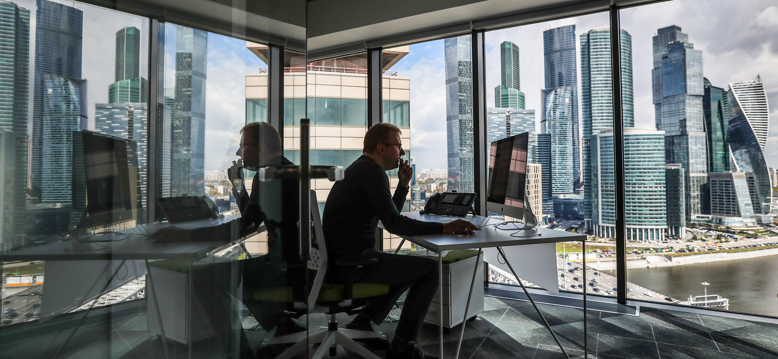 Компании все чаще говорят о сокраще­ниях из-за ИИ: что происходит на самом деле