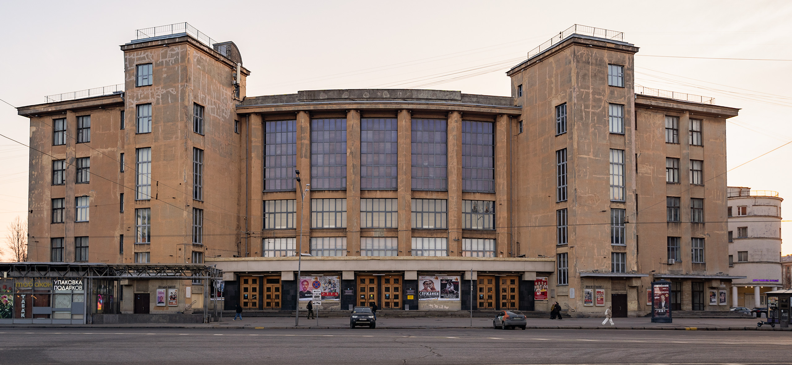 Башня-гвоздь, фаб­рики-кухни и баня-пузырь: авангардная архитектура Петер­бурга, которую стоит увидеть