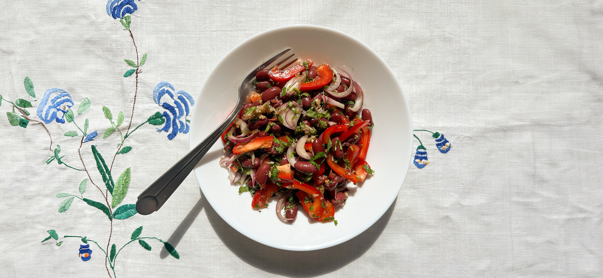 Салат с красной фасолью и луком: быстрый рецепт в грузинском стиле