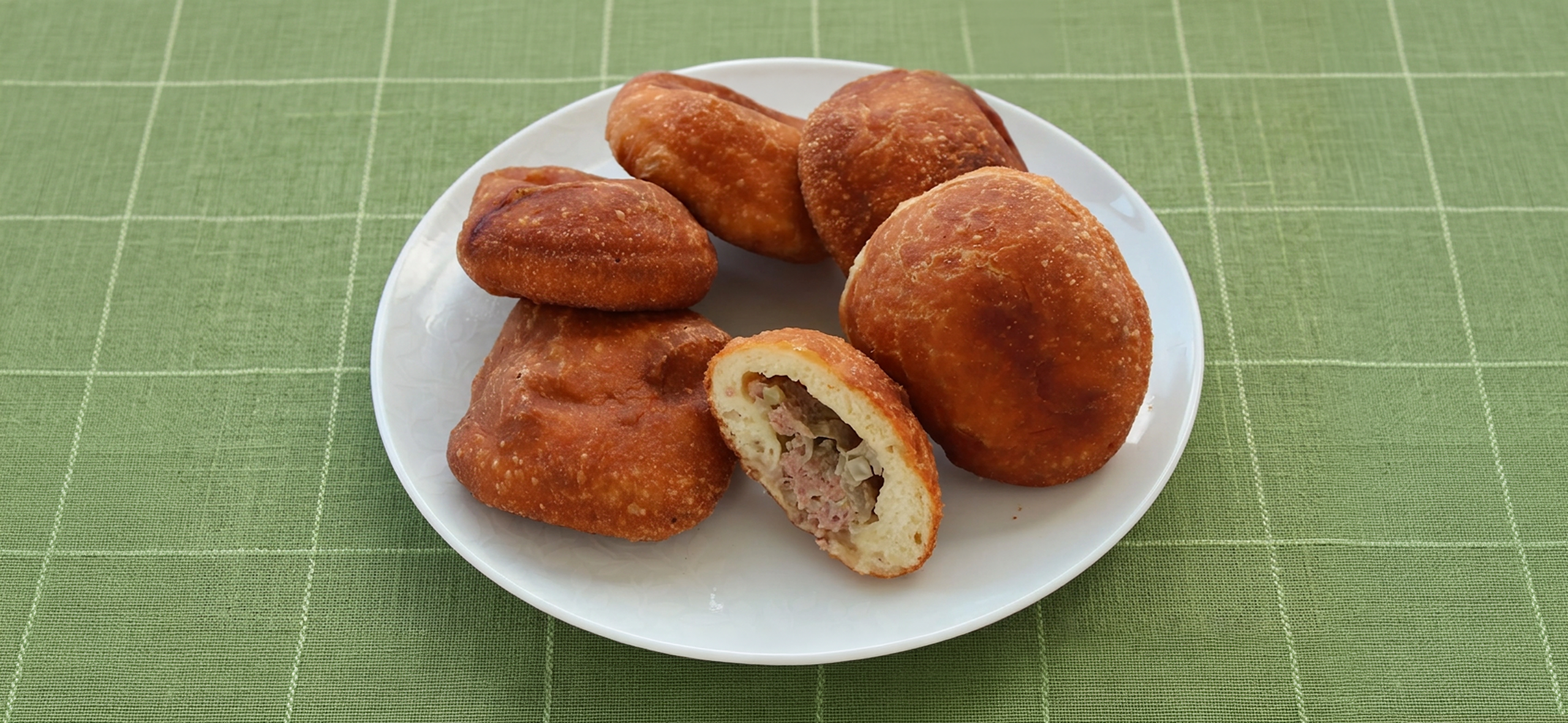 Рецепт беляшей как в дет­стве — мягкие жареные пирожки с мясом