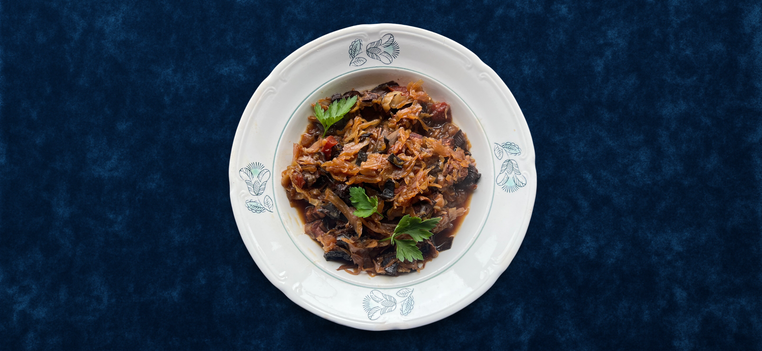 Рецепт бигуса — сытного рагу с капу­стой, копченостями и мясом