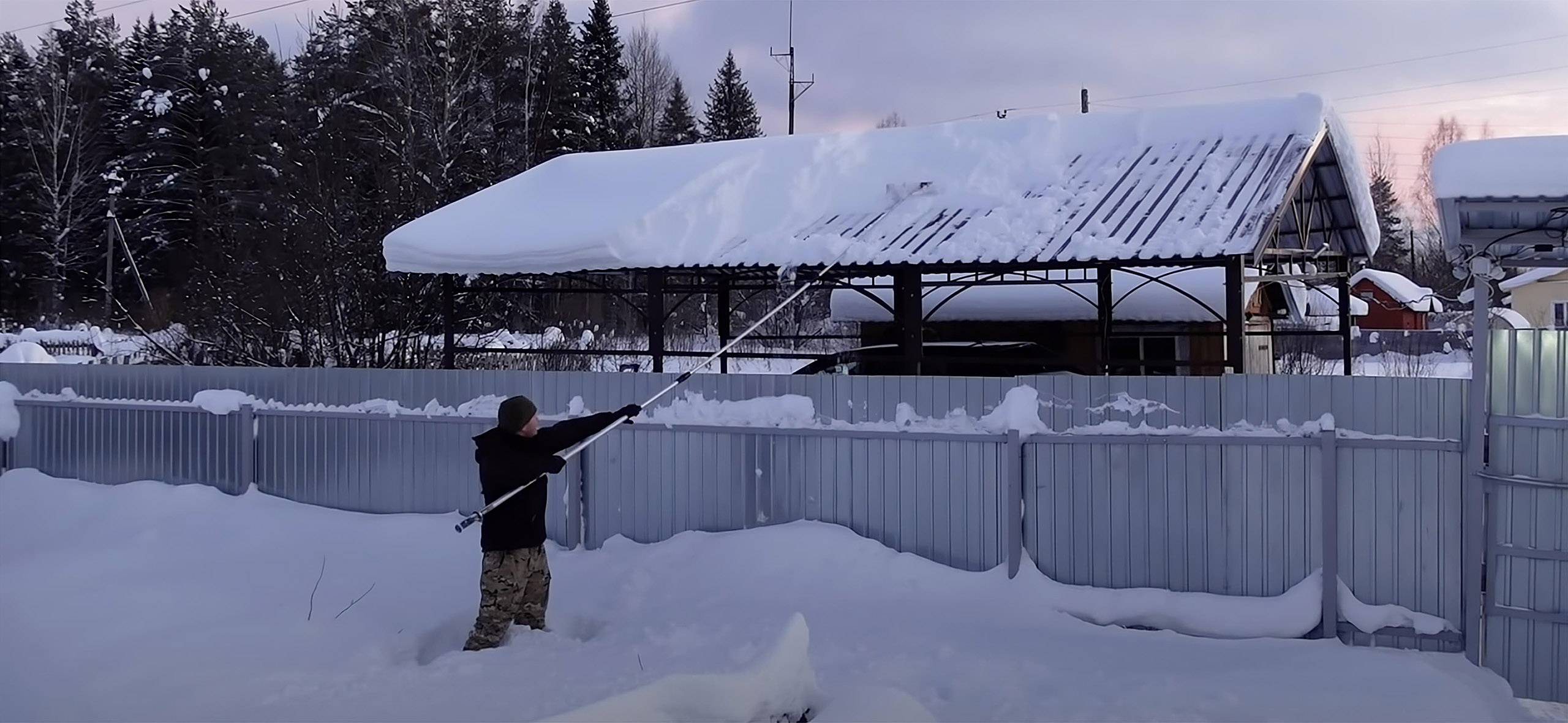 5 видео о приспособлениях для чистки снега с крыш домов, беседок и теплиц