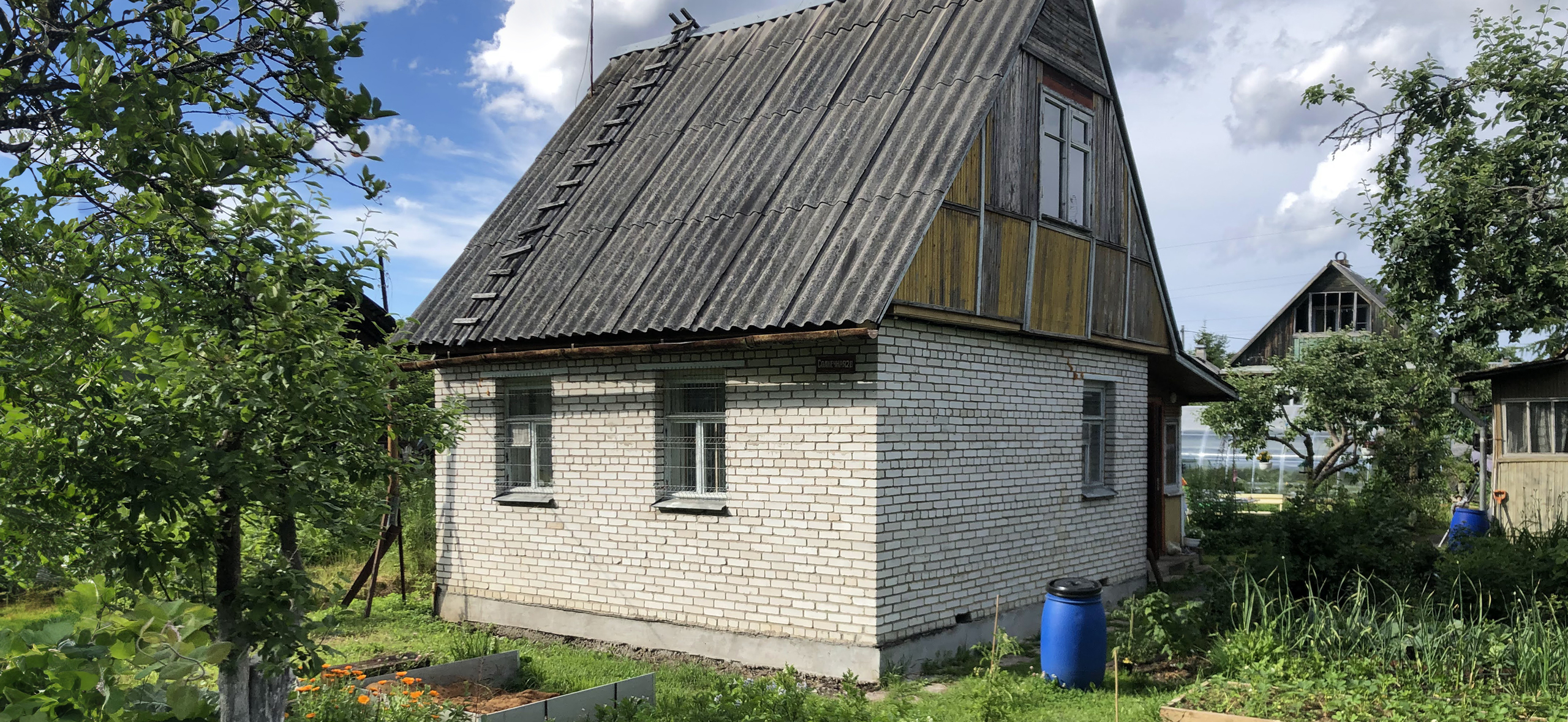 Мы купили и обу­строили бро­шенную дачу под Петербур­гом