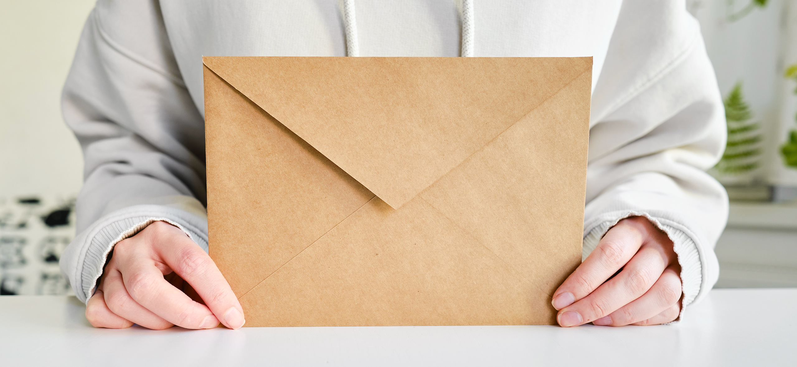 «Теплые слова словно обни­мают»: я создала проект, где отправляют письма и открытки нуждаю­щимся