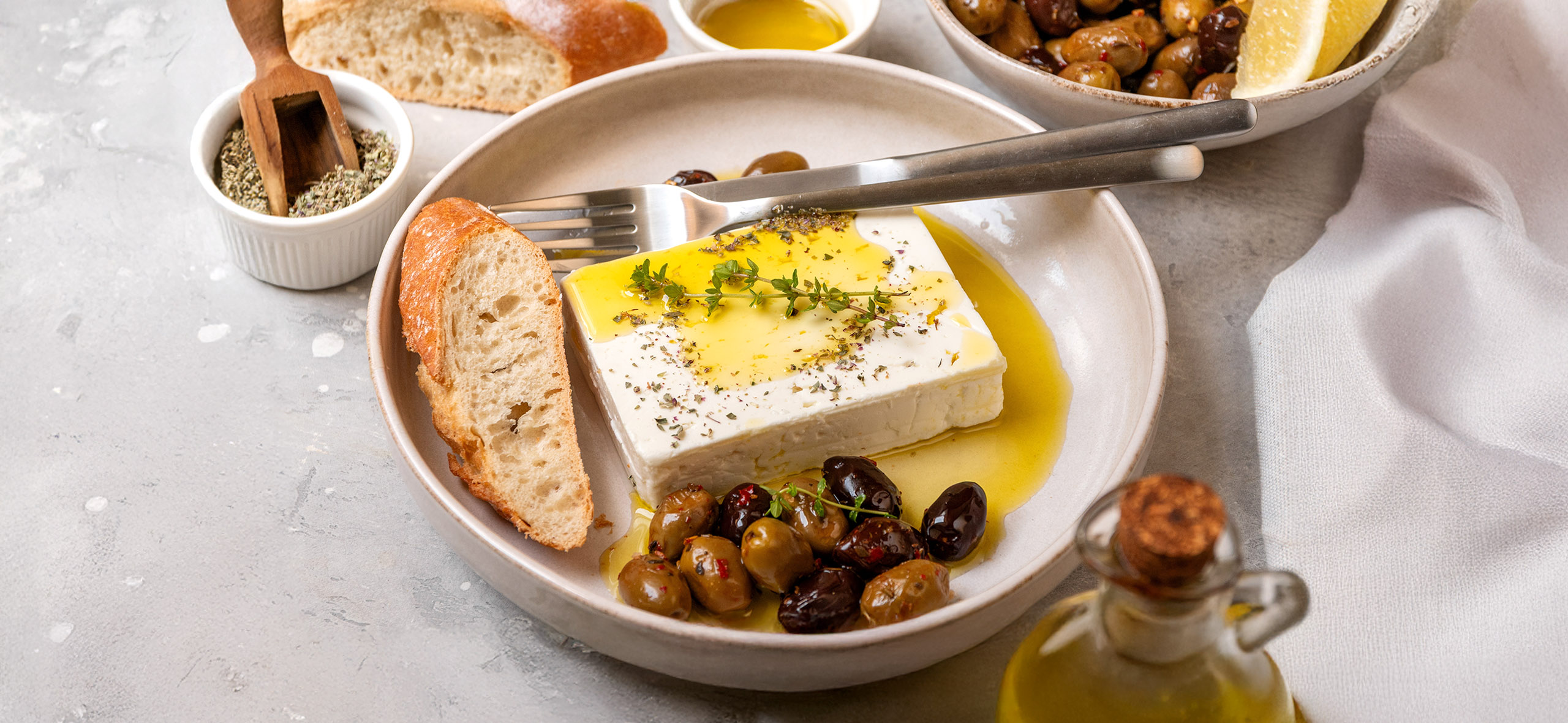 Оливковое масло, таверны и передвижные рынки: как устроена еда в Греции