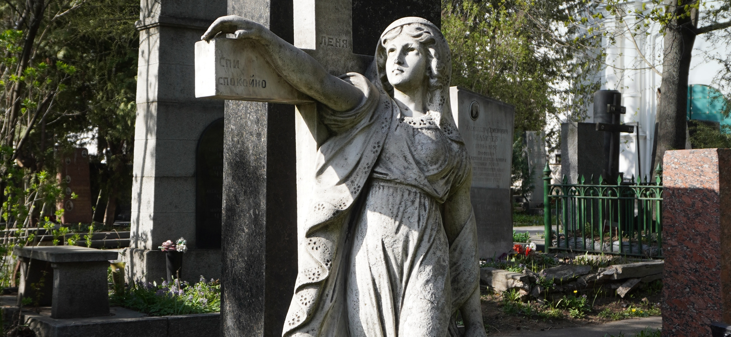 Обязательно ли​ целовать усопшего: директор крема­тория отвечает на неловкие вопросы о похоро­нах