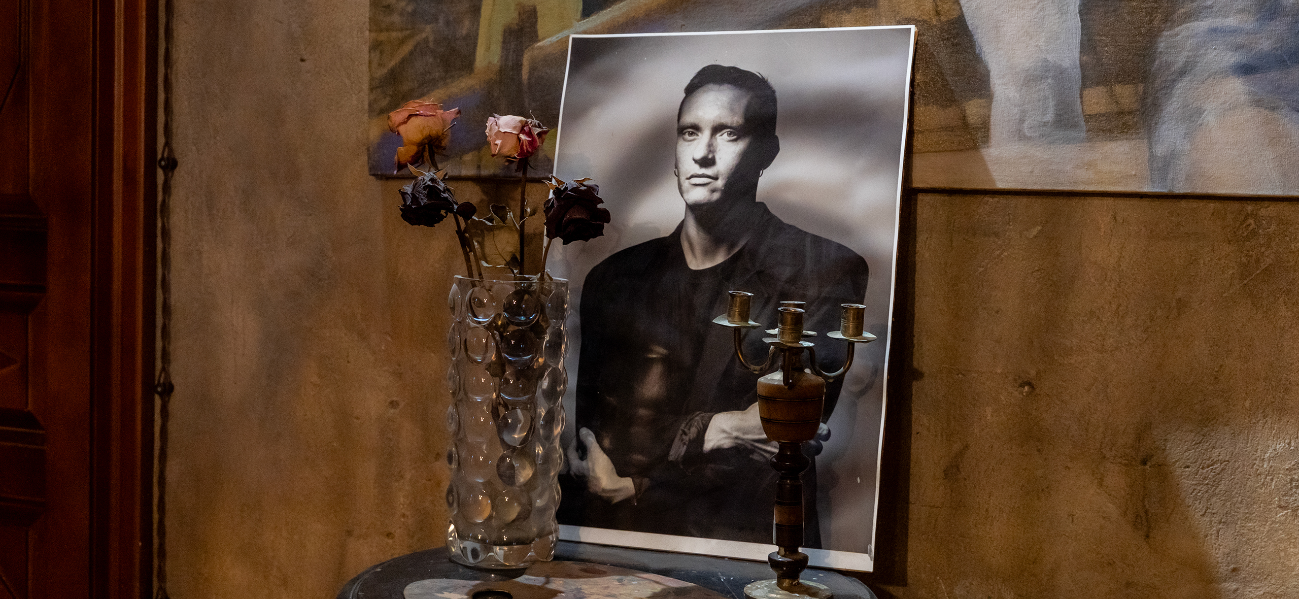 В Петербурге открыли Музей-квартиру Георгия Гурьянова — худож­ника, модника и бара­бан­щика «Кино». Посмотрите, как там красиво