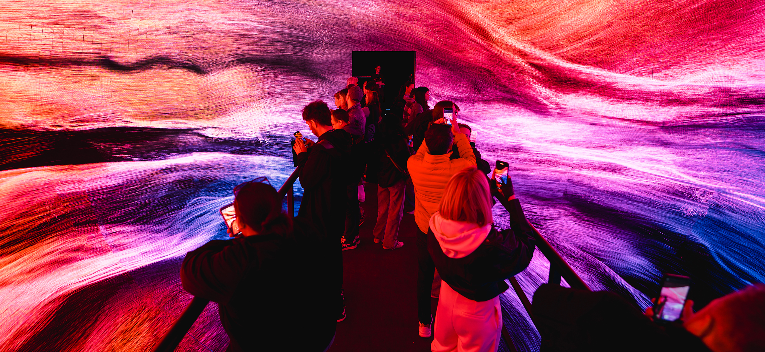 Весомая причина поехать в Нижний Новгород с 23 по 26 апреля: фестиваль медиаарта Intervals. Во⁠-⁠первых, это красиво