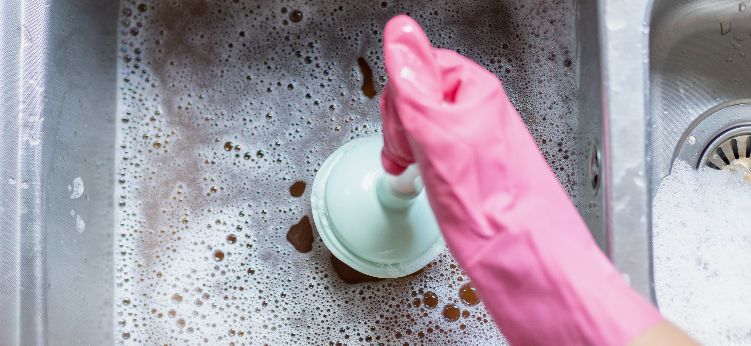 Как прочистить засор в раковине на кухне: 8 действенных способов и советы по профилактике