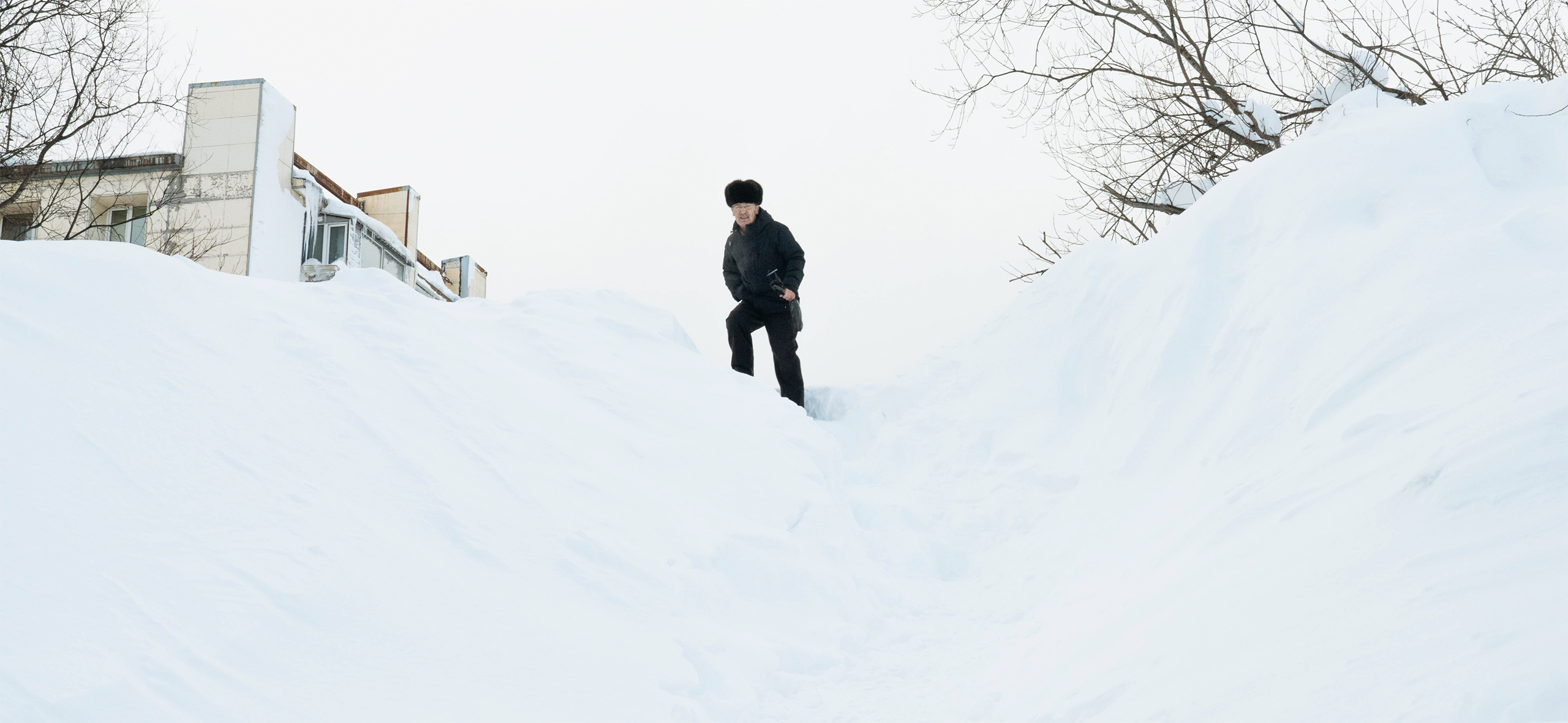 4-метровые сугробы и тропинки на уровне светофо­ров: посмо­трите, как живет Петро­пав­ловск-Камчатский