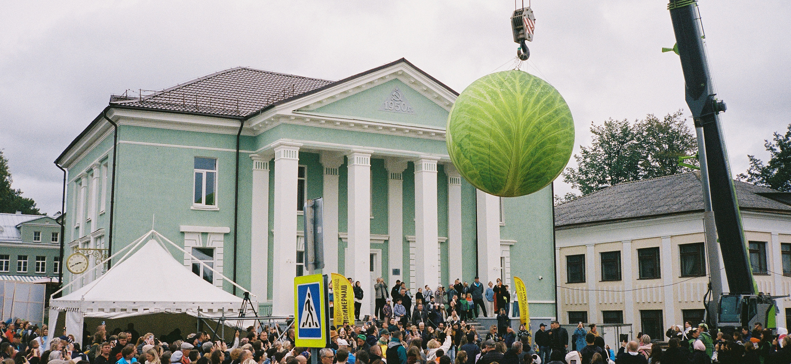 «Слава великому кочану»: репортаж с фестиваля «Крошево» в Боро­вичах, где покло­ня­ются капусте