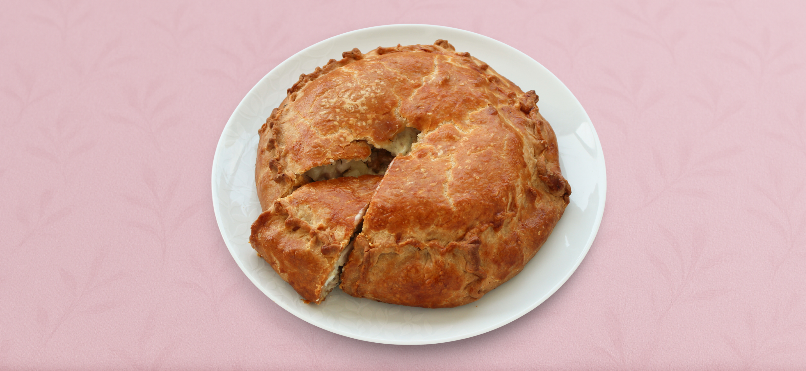 Рецепт сытного курника с курицей и картошкой — хватит на большую компанию