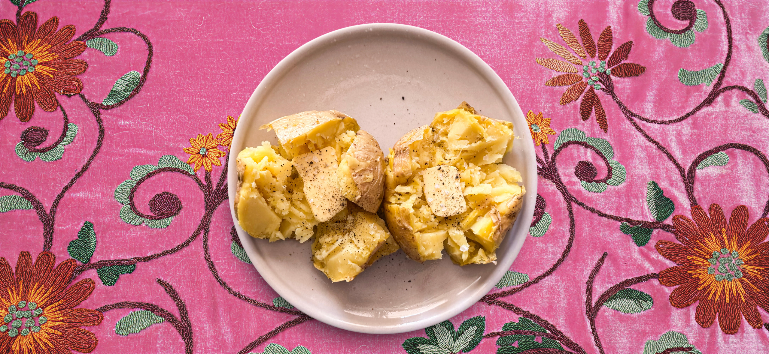 Как запечь картошку в микроволновке — рецепт быстрого гарнира