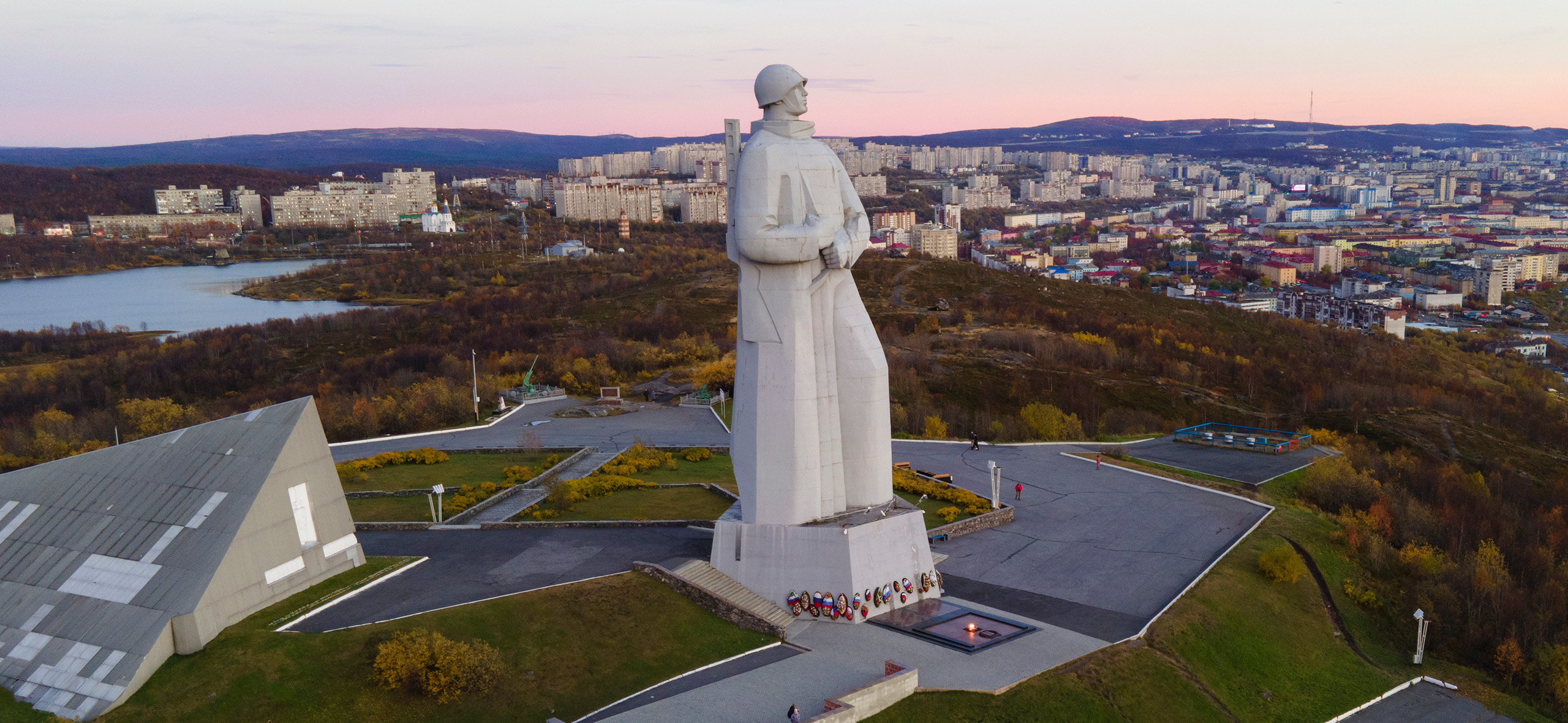 Концерт группы «Ленинград» и экскурсии на троллейбусе: как Мурманск отметит День города в 2026 году
