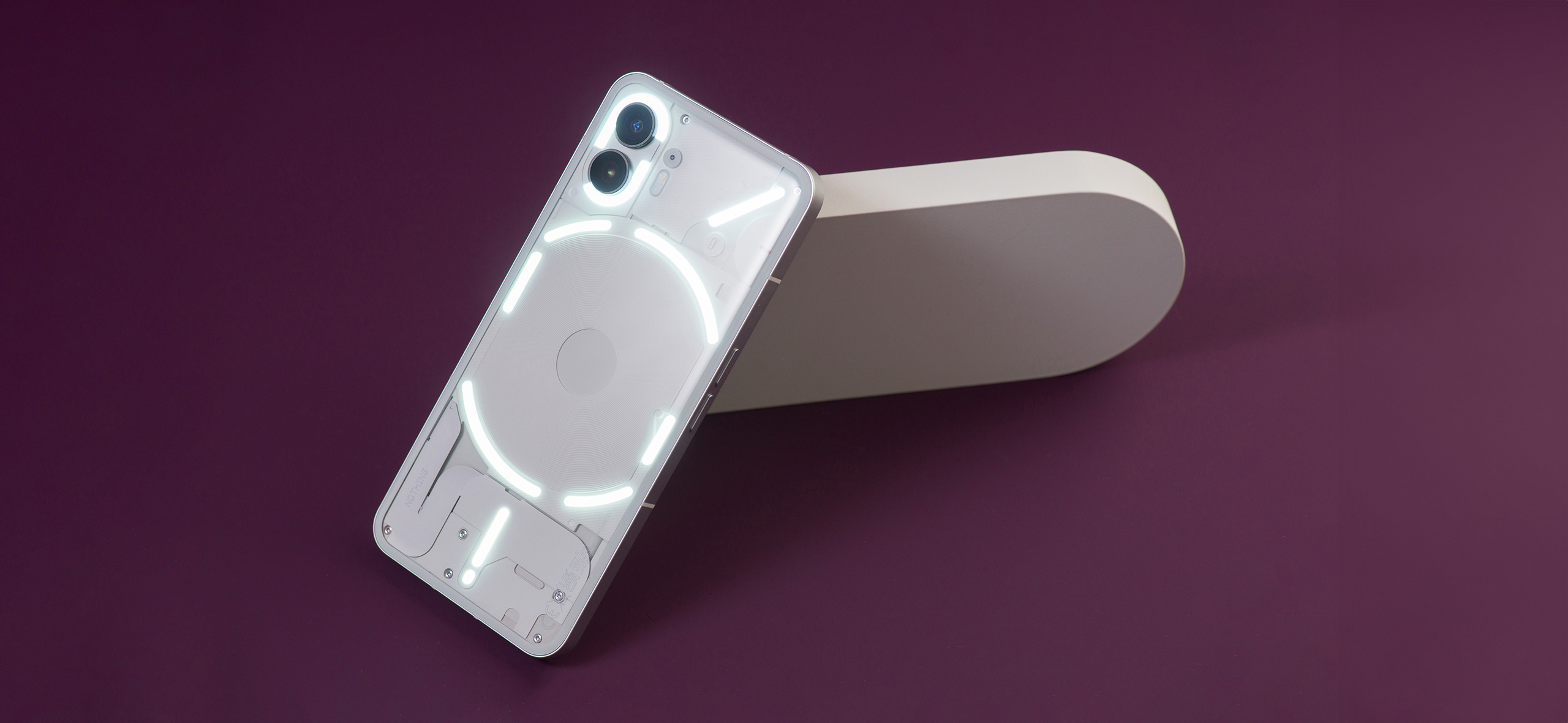 Nothing Phone (2): обзор смартфона с прозрачной крышкой и необычной подсветкой