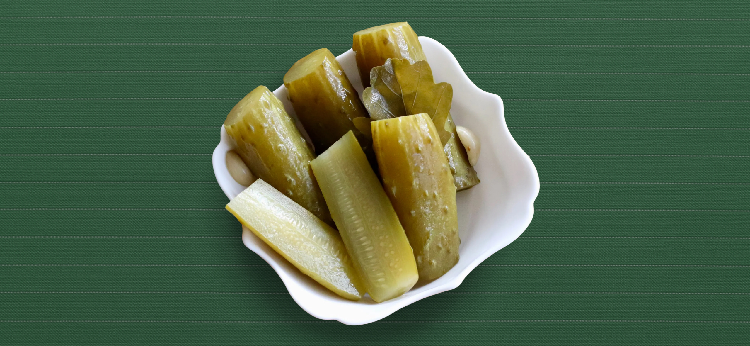 Простой рецепт соленых огурцов с ярким вкусом