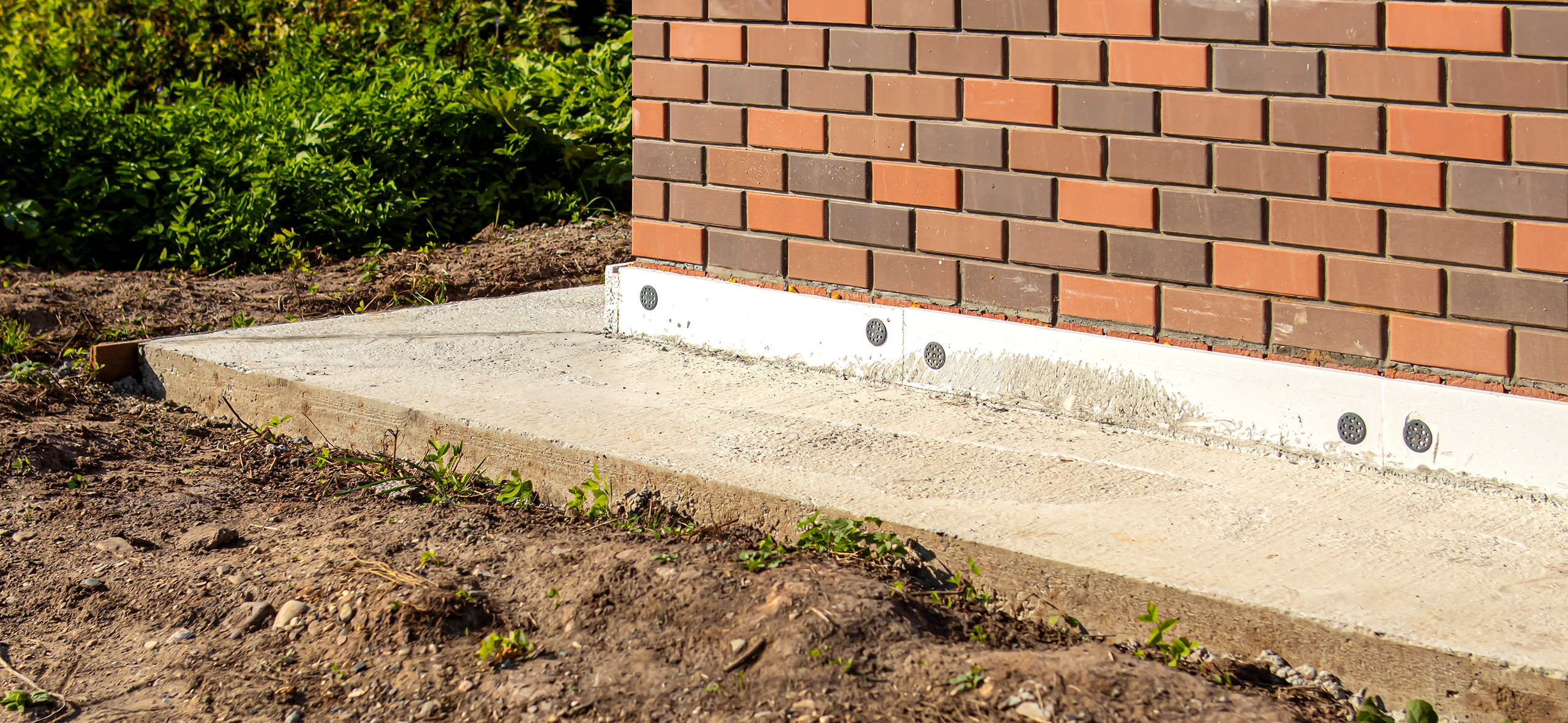 Как сделать отмостку вокруг дома своими руками, чтобы избе­жать про­блем с фун­даментом