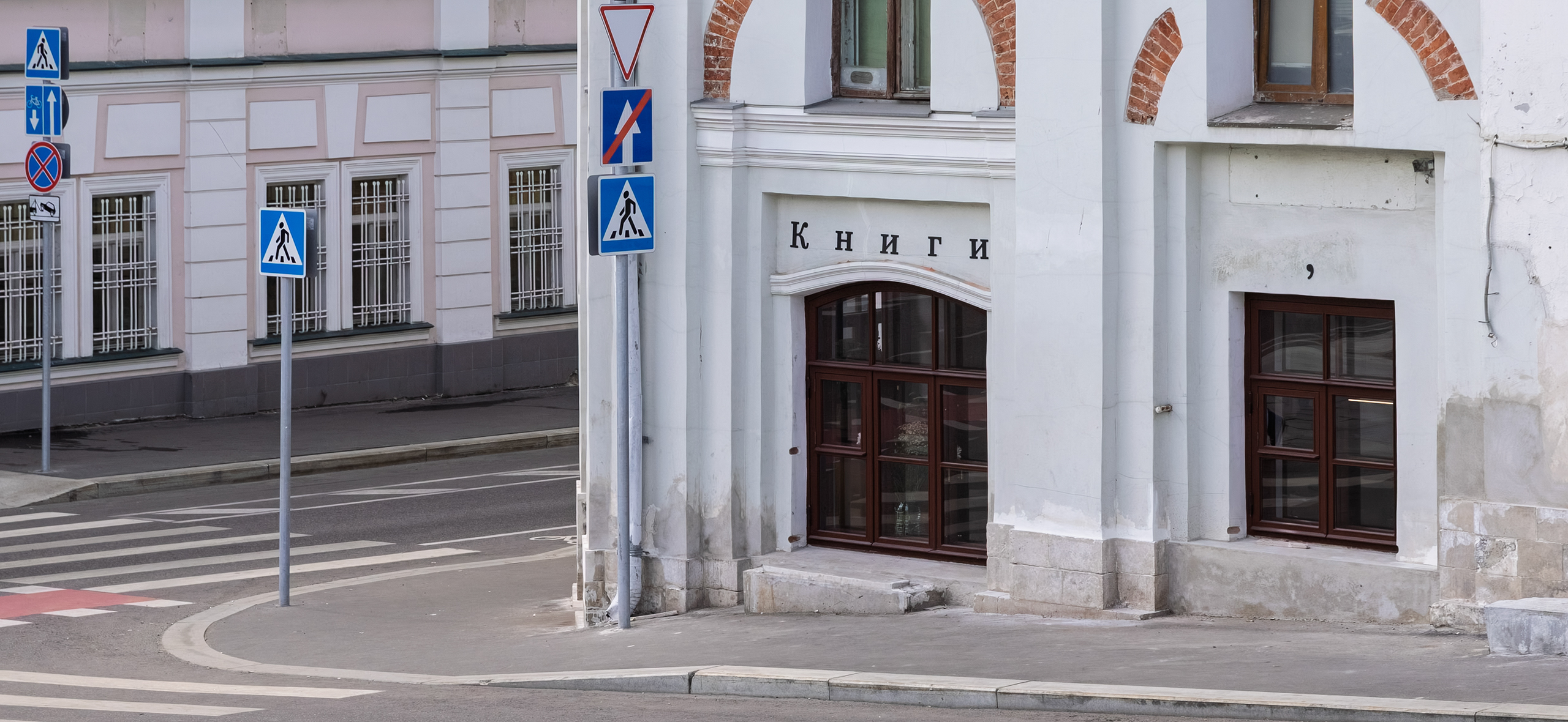 В старейшем жилом доме Москвы открыли книжный магазин «Озеро». Посмотрите, как там красиво