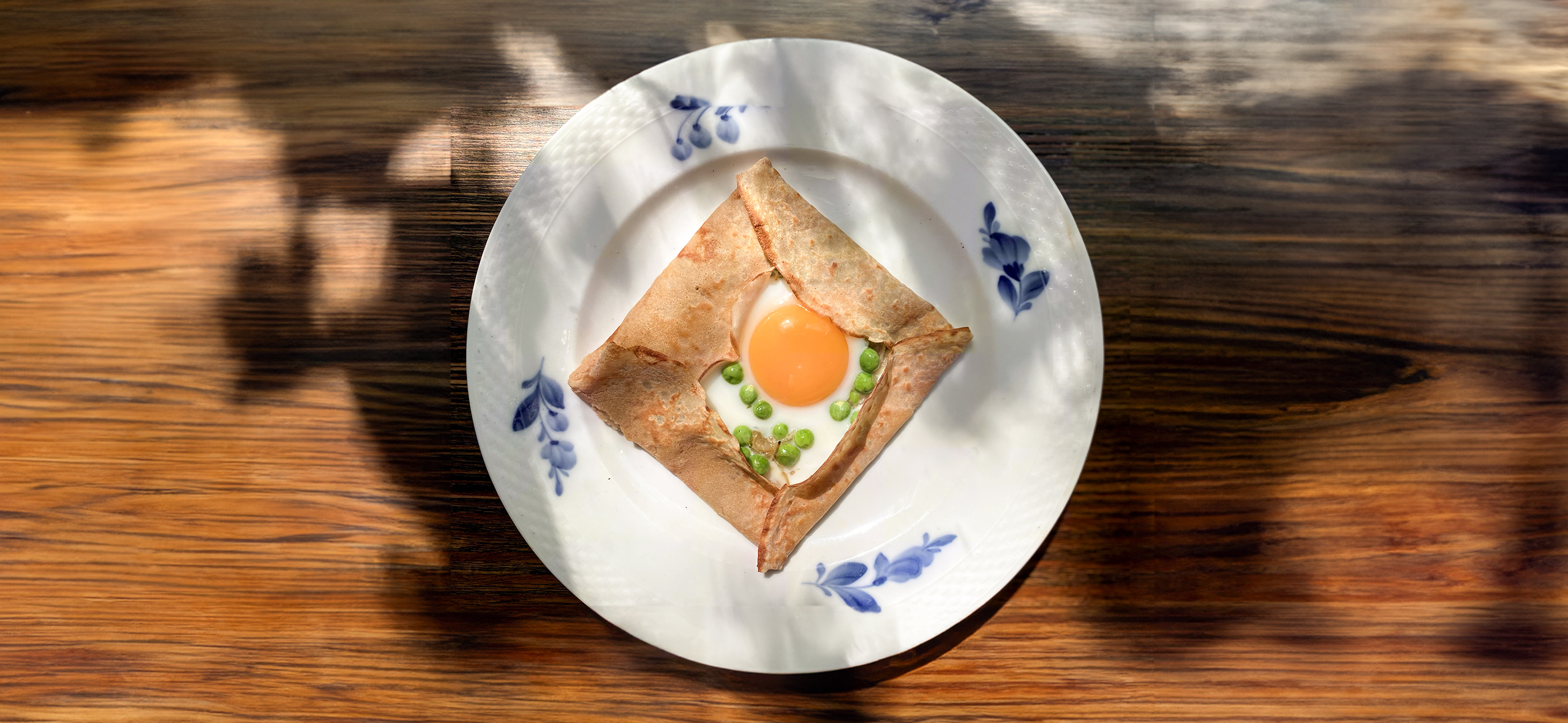 Рецепт яичницы в блине на завтрак