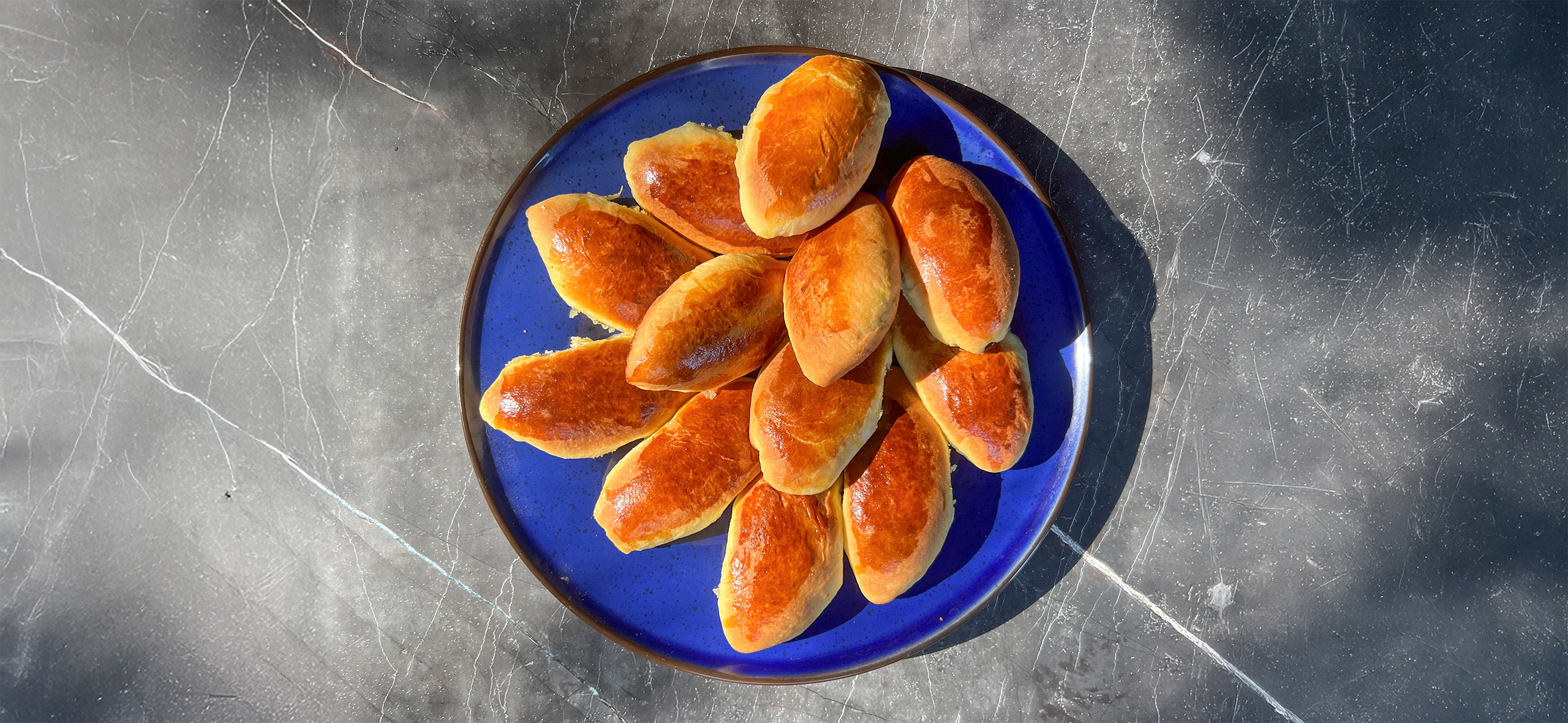Рецепт пирожков с яйцом и зеленым луком в духовке — вкусно, как у бабушки