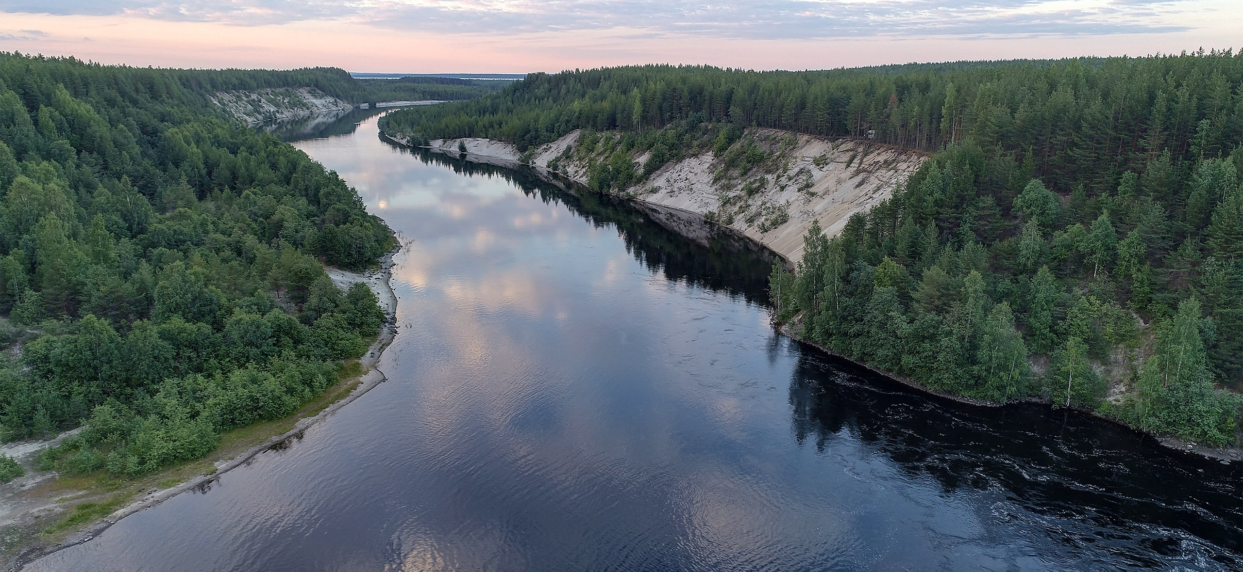 Застывшие потоки лавы посреди хвойных лесов: почему стоит посетить вулкан Гирвас в Карелии