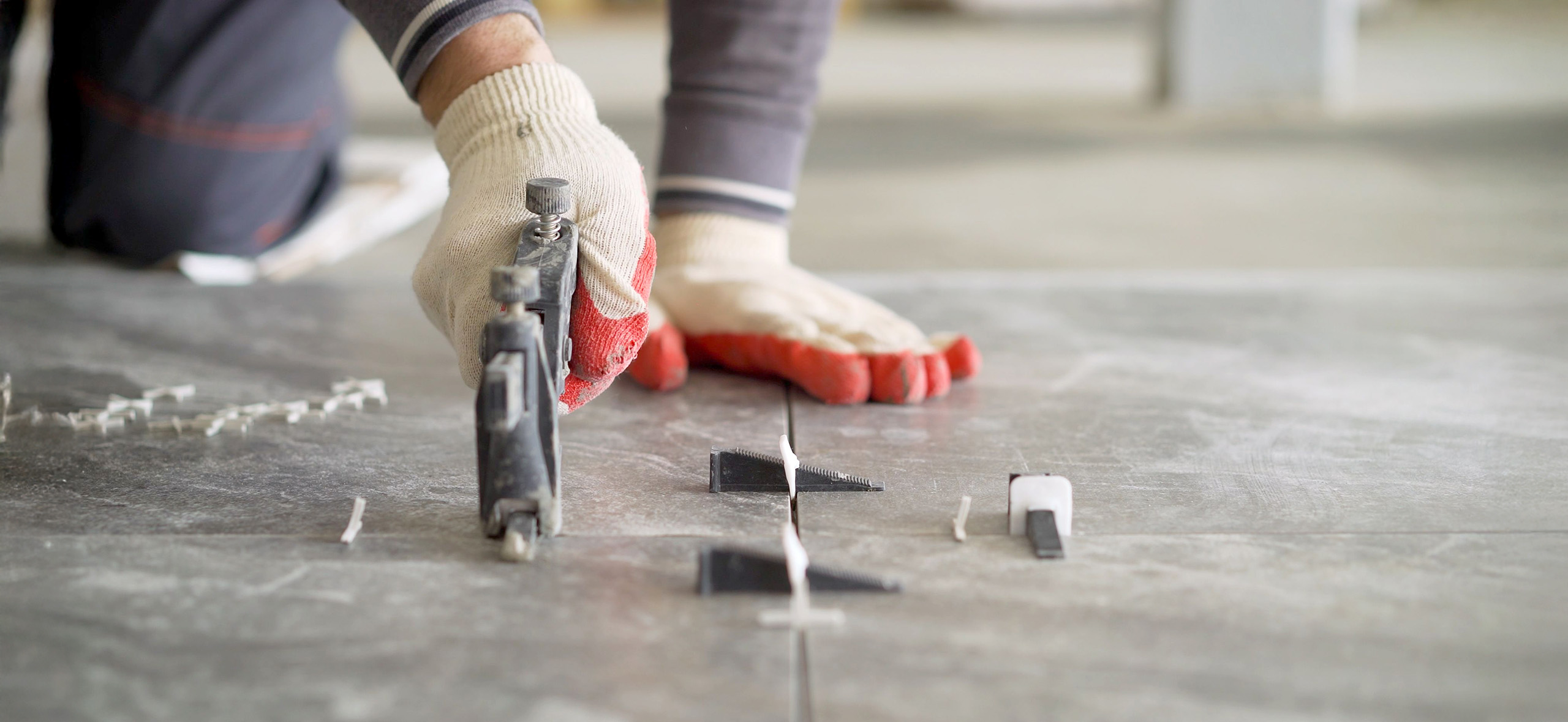 Как правильно класть плитку на пол: инструкция для новичков