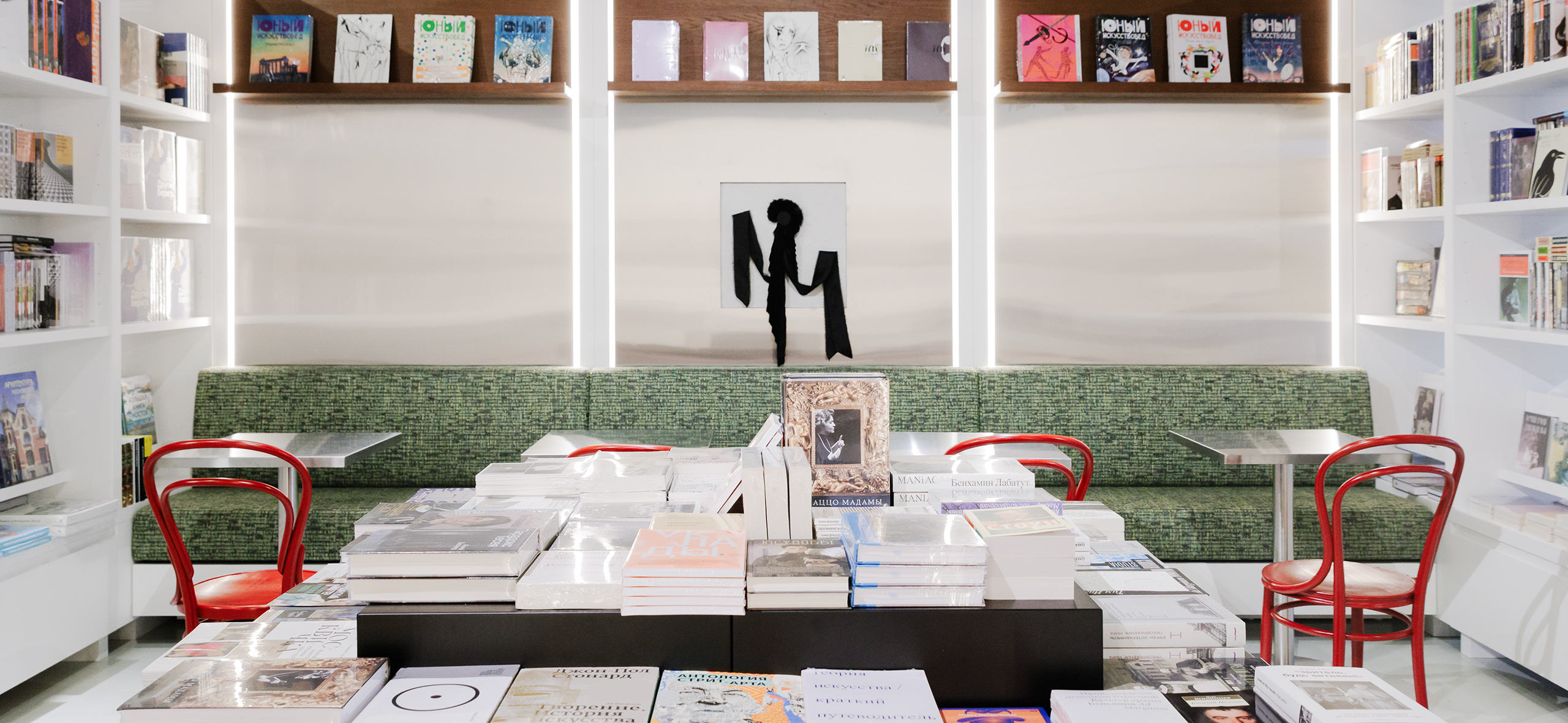 Ура, в Москве теперь тоже есть «Подпис­ные»: показываем новый книжный внутри Музея рус­ского импрессио­низма