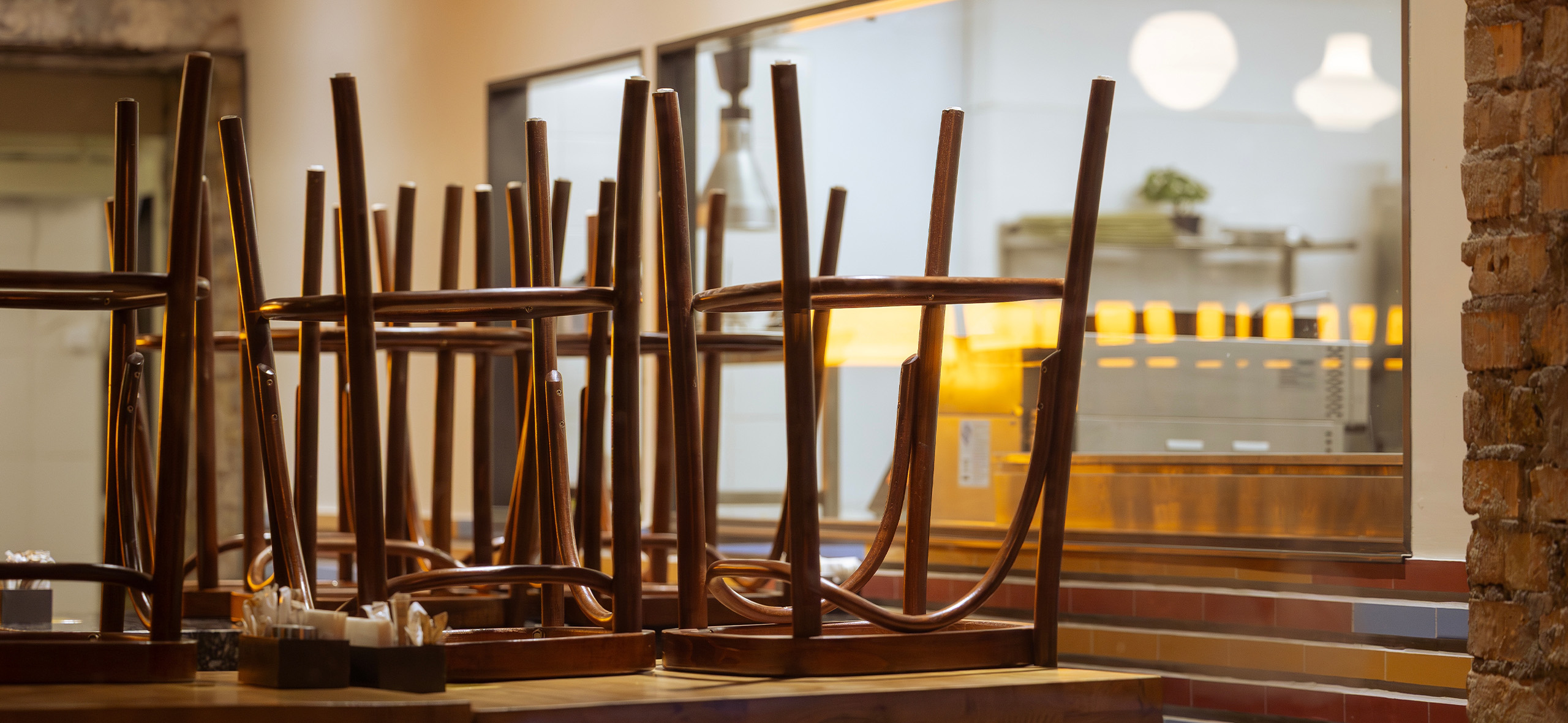 «Те, кто привык есть не дома, начали считать деньги»: что будет с общепитом в России