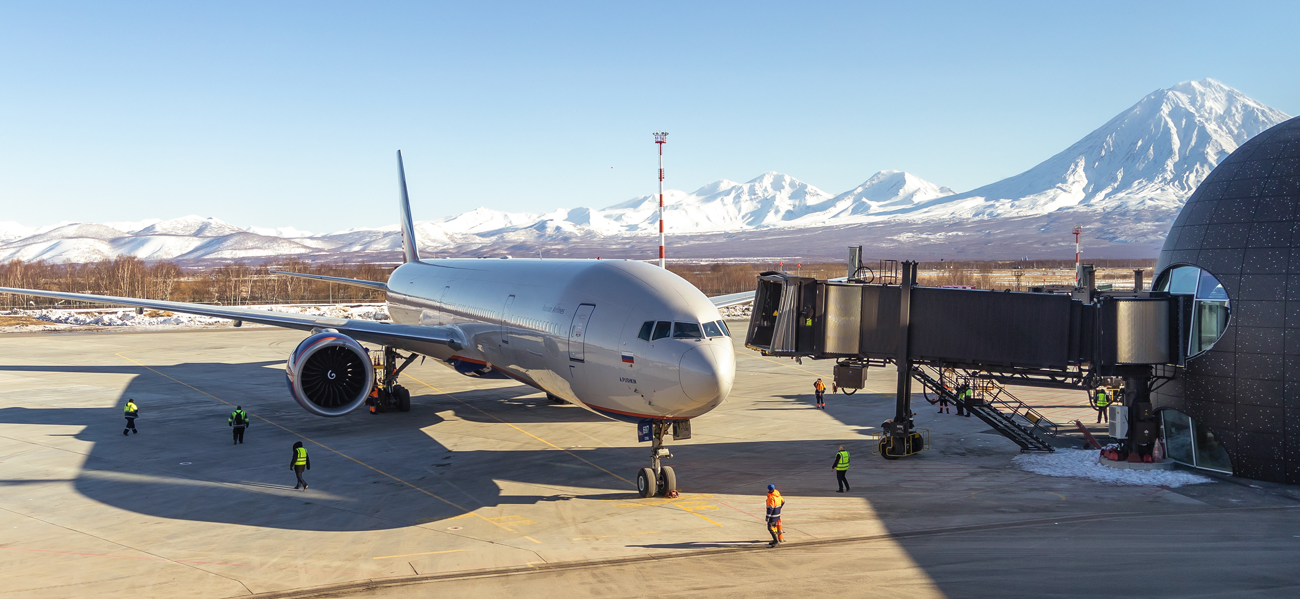 Какие региональные аэропорты в России становятся комфорт­нее и безопаснее для путе­шест­вен­ников