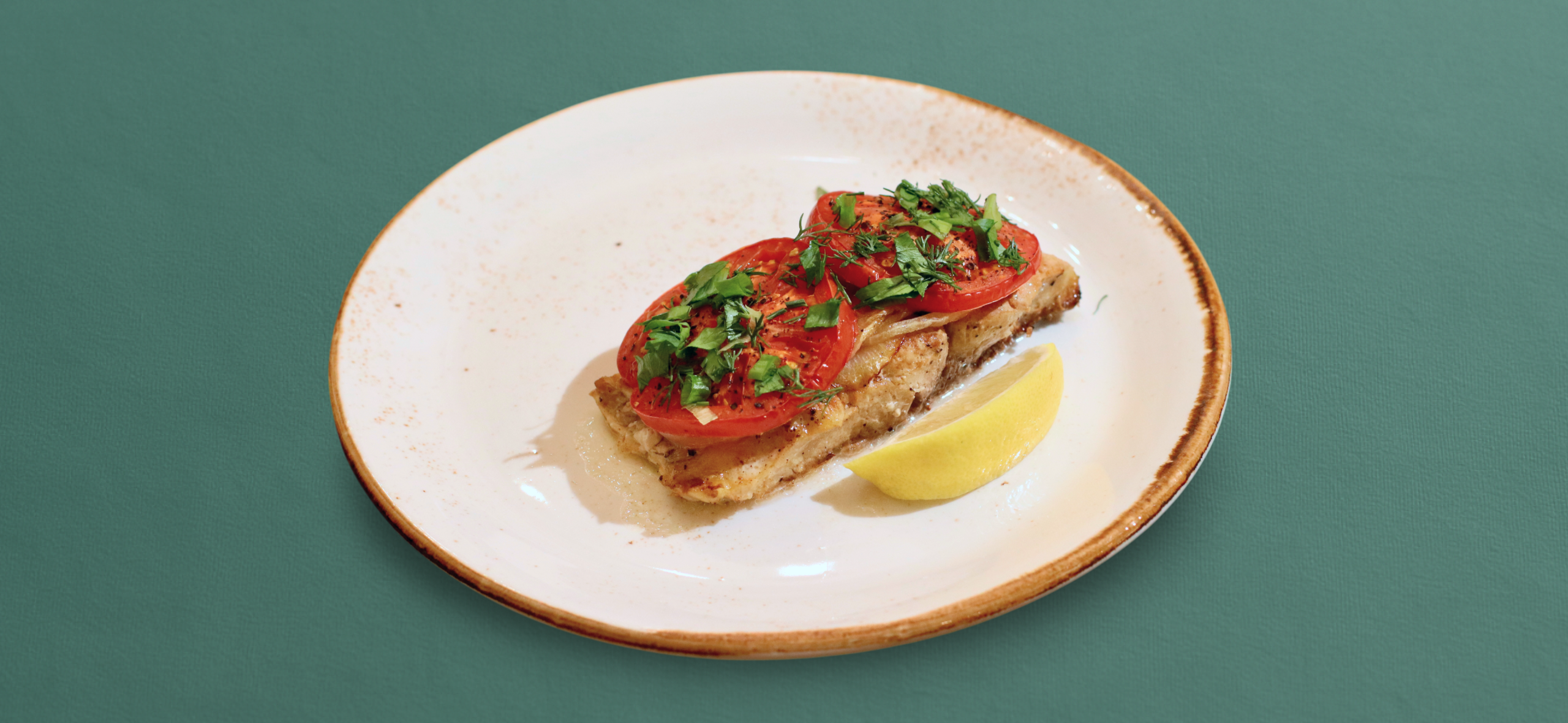 Рецепт сазана с поми­дорами и луком в духовке
