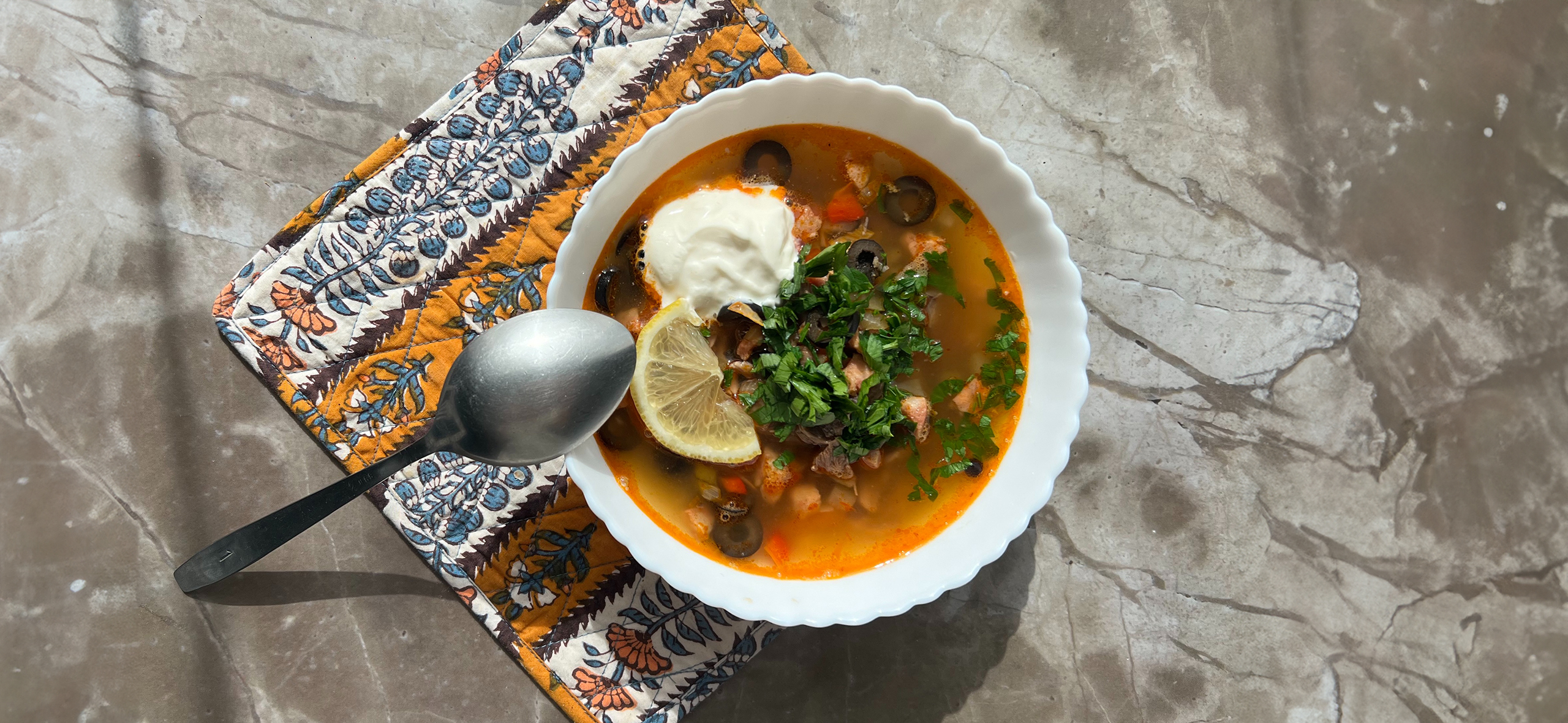 Рассольник с огурцами, ветчиной, вареной колбасой и оливками