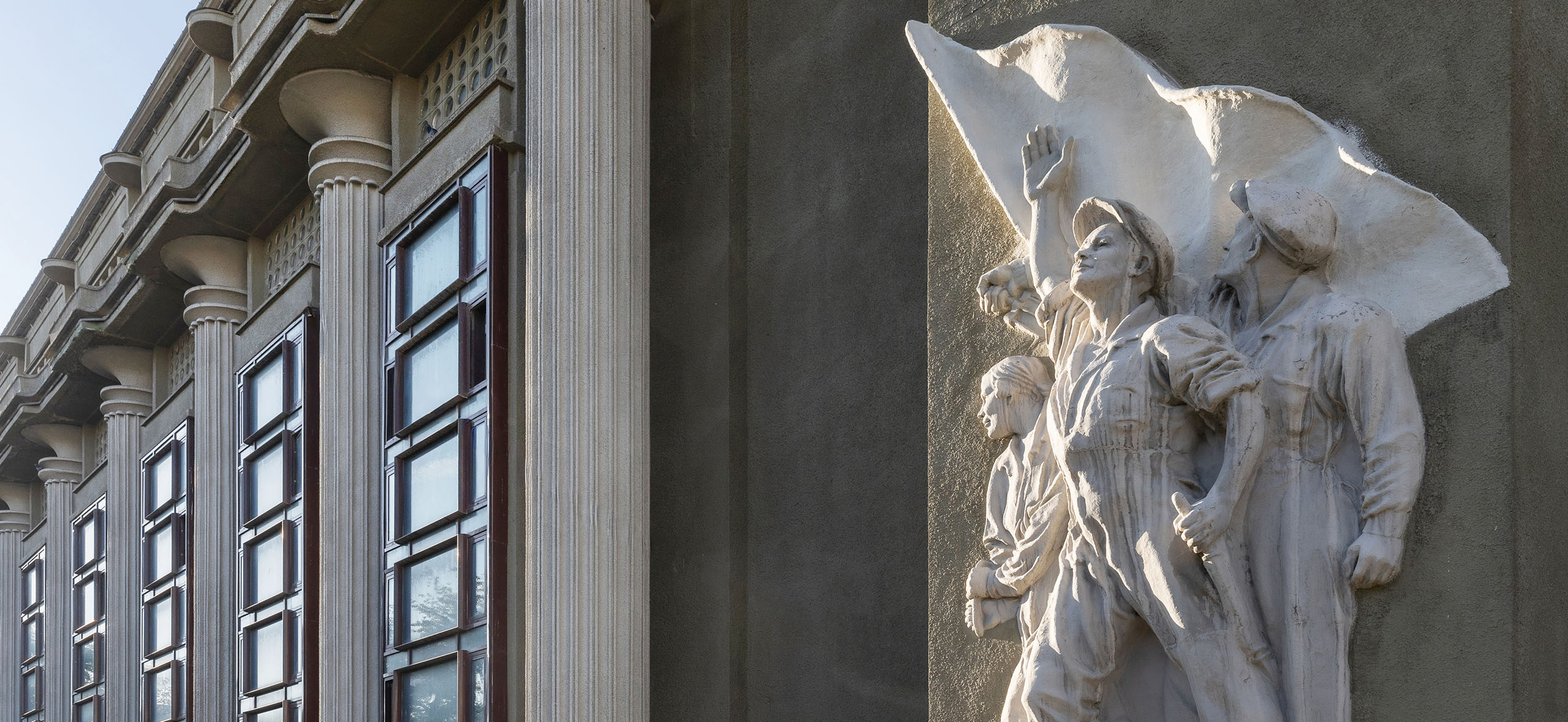 Ворота в столицу, дом-звезда и самая помпезная станция метро: 15 примеров сталинского ампира в Москве