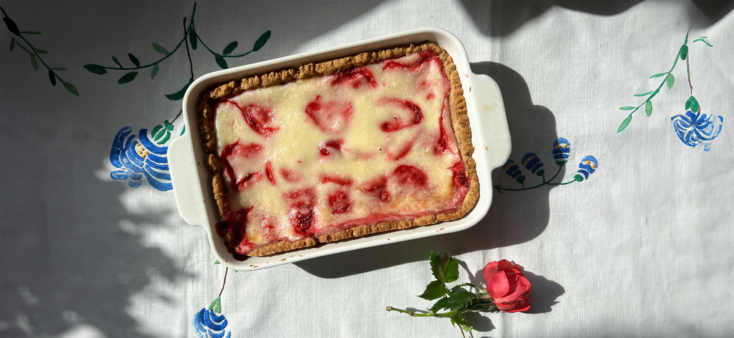 Рецепт летнего пирога с клубникой и сметанным кремом