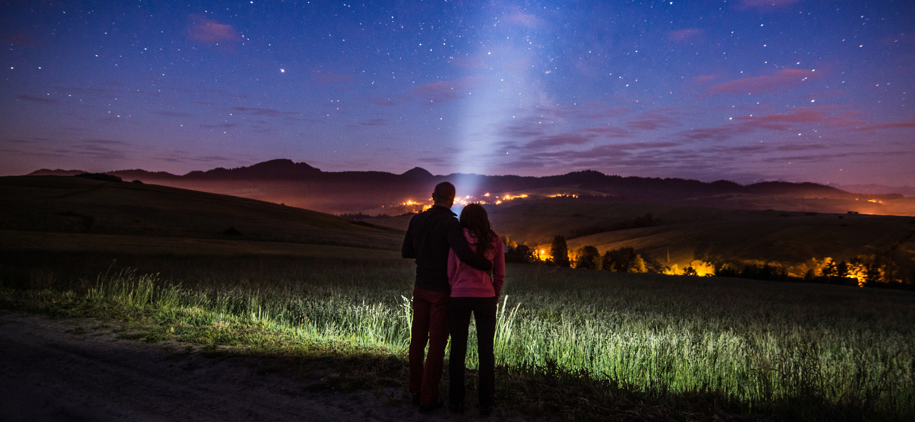 «Потрогать метеорит и целоваться под звездами»: 10 идей необычных свиданий