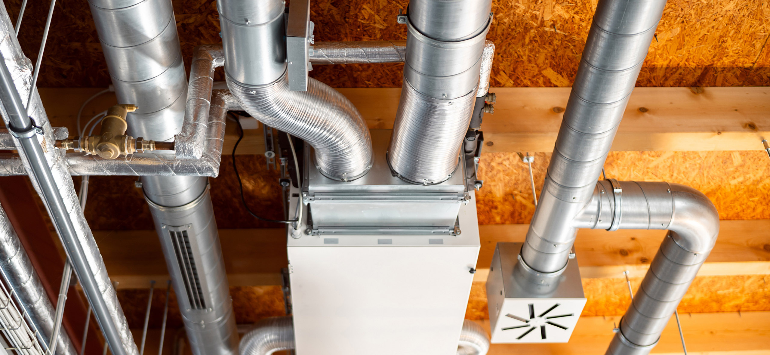 Как сделать при­точно-вытяжную вентиляцию в квар­тире и частном доме