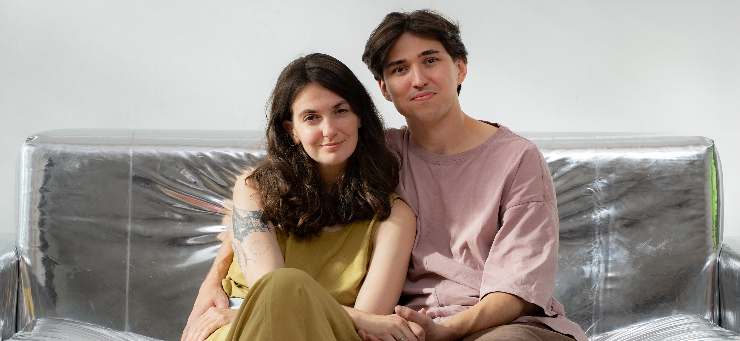 «Мы выросли на вещах мракобес­ных цветов с рынка»: как папа делает одежду для детей миллениалов