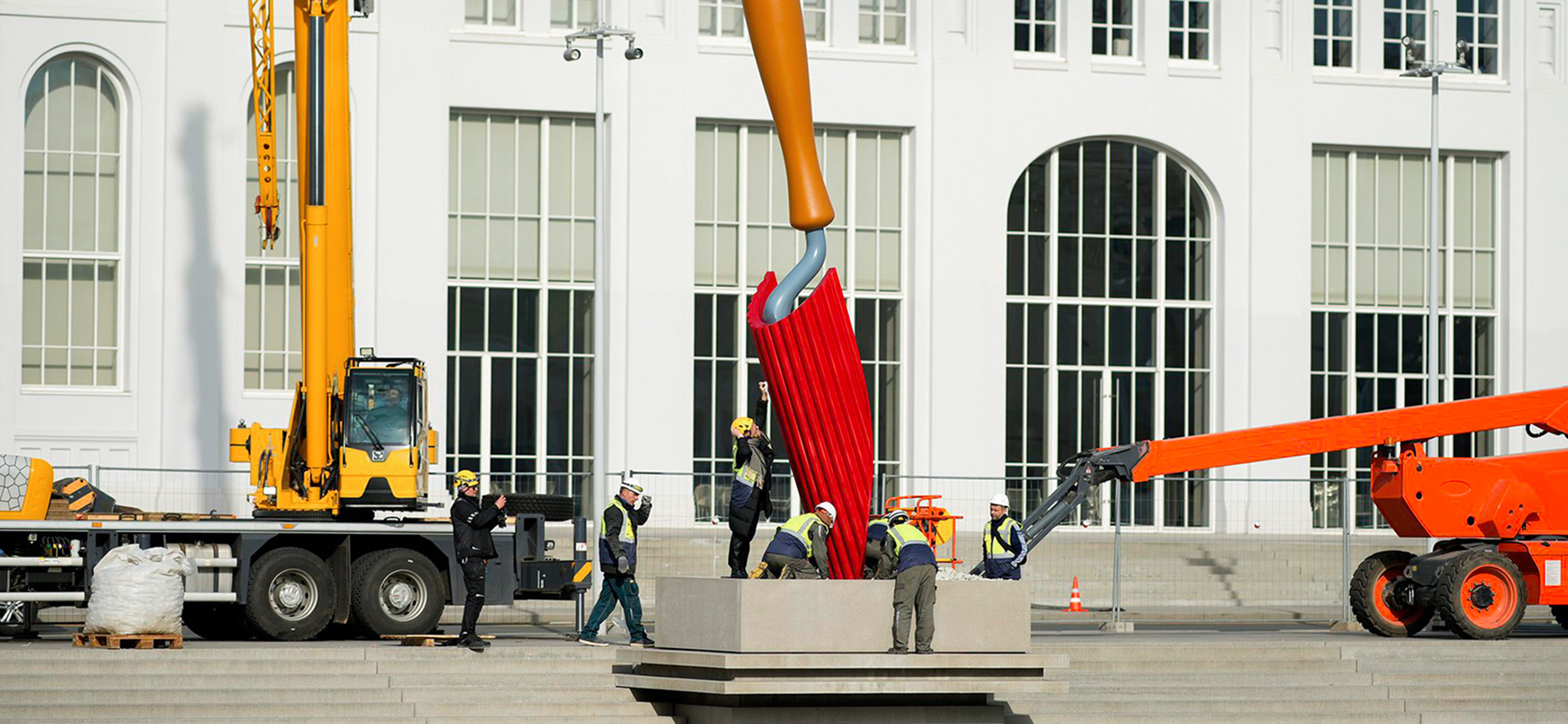 На набережной у Дома культуры «ГЭС⁠-⁠2» установили новую скульптуру — семиметровую «Садовую лопатку»