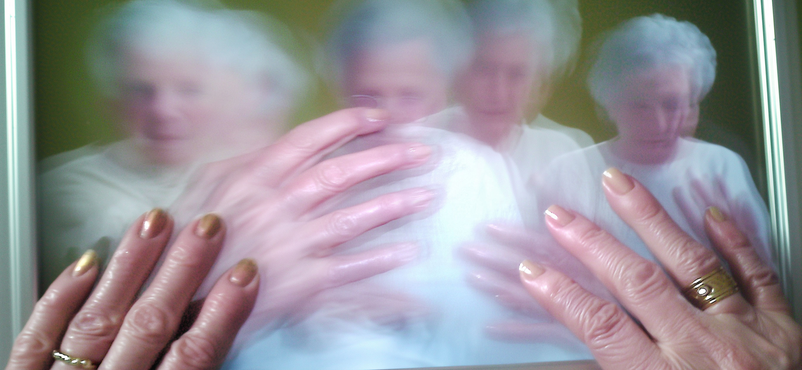 «Стала проявлять знаки внимания и рев­но­вала к подру­гам»: как я уха­живал за бабушкой с демен­цией