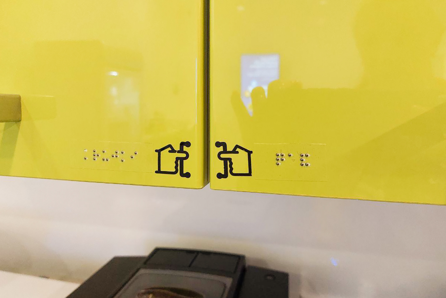 Надписи на шрифте Брайля в кофе⁠-⁠пойнте подсказывают, где тарелки, кружки и чай. Фотография: команда инклюзии «Яндекса»