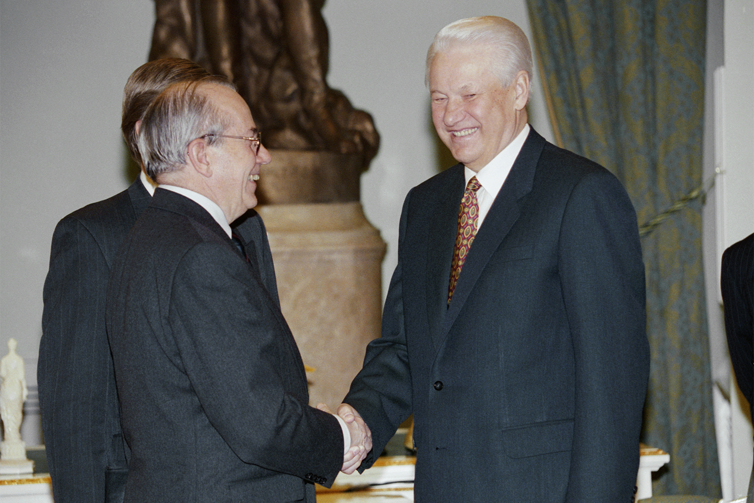 В 1990⁠-⁠е глава МВФ Мишель Камдессю был частым гостем в Москве. Встреча в Кремле с президентом Ельциным, апрель 1997 года. Фотография: Александр Чумичев / ТАСС