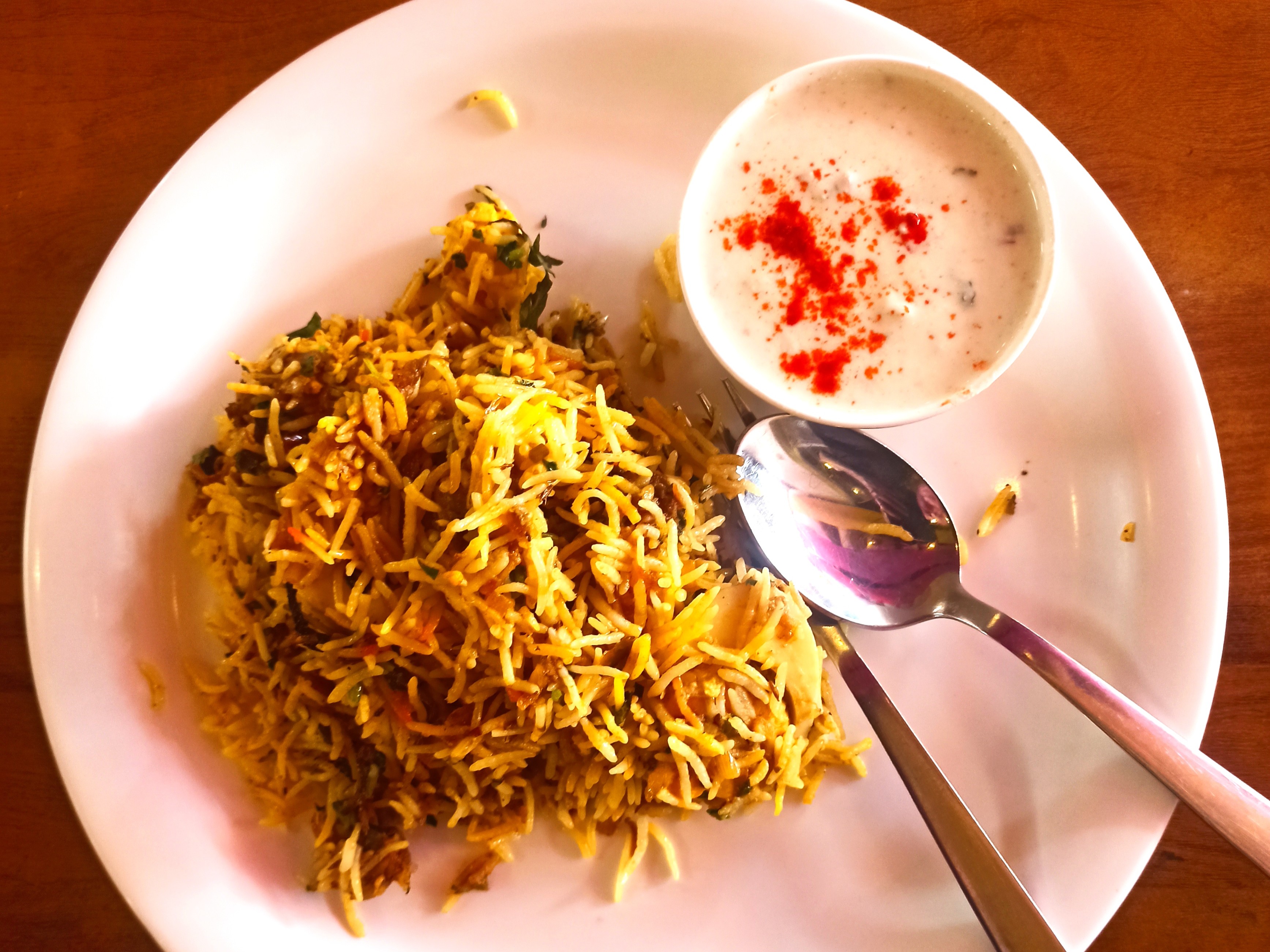 Бирияни — острый индийский плов из риса басмати, обжаренного в масле гхи, с добавлением овощей, приправ, а иногда еще мяса или яиц