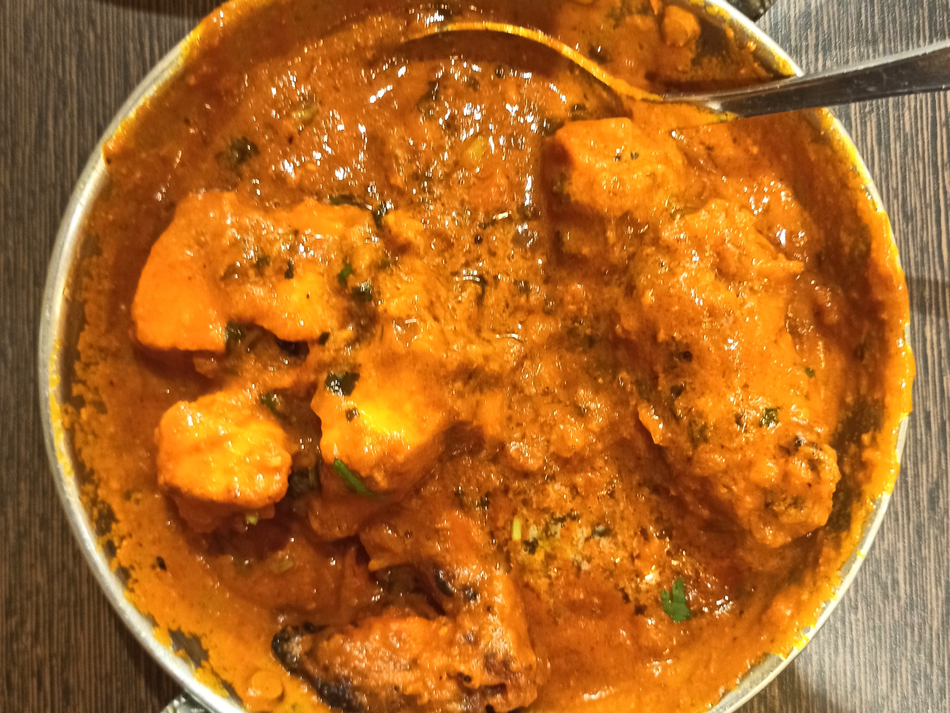 Тикка масала — замаринованное мясо, которое подают в густом остром соусе из пряностей, зелени, овощей и масла