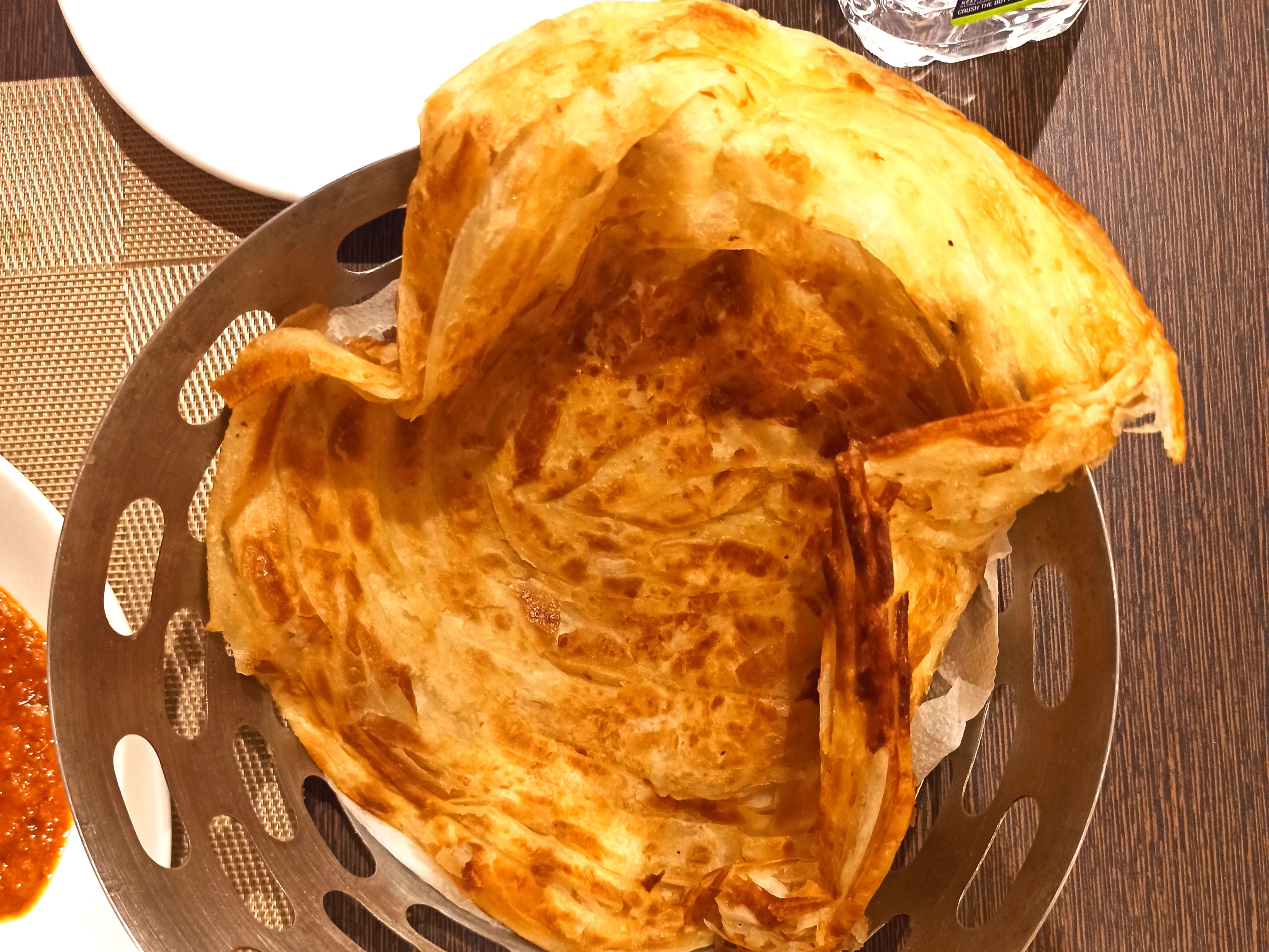 Роти паратха — слоеная индийская лепешка из бездрожжевого теста, обжаренная на сковороде в масле гхи