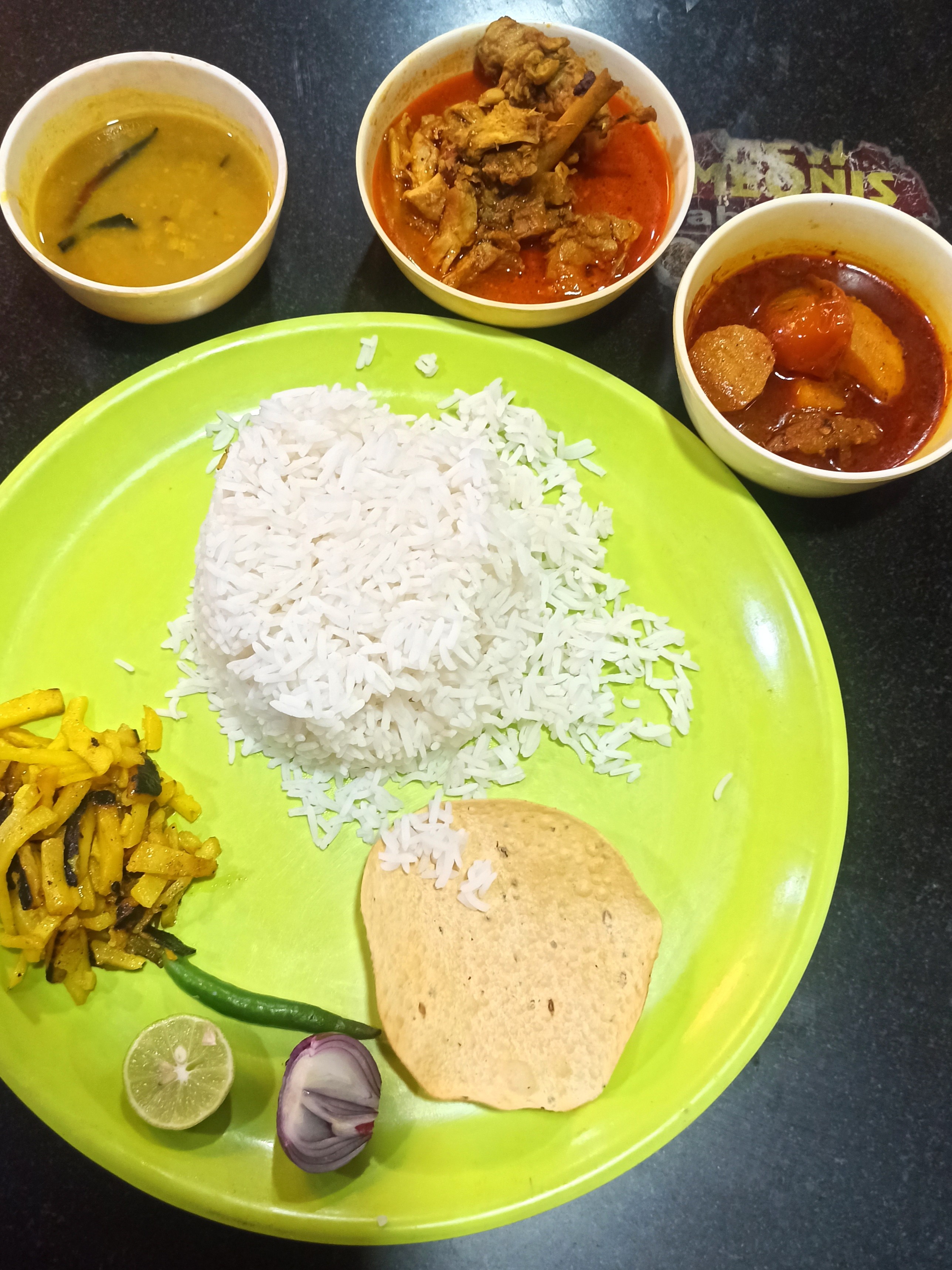 Тхали — комплексное блюдо, состоящее из риса, тушеных, маринованных и свежих овощей, соуса, тушеного мяса и плоской лепешки чапати