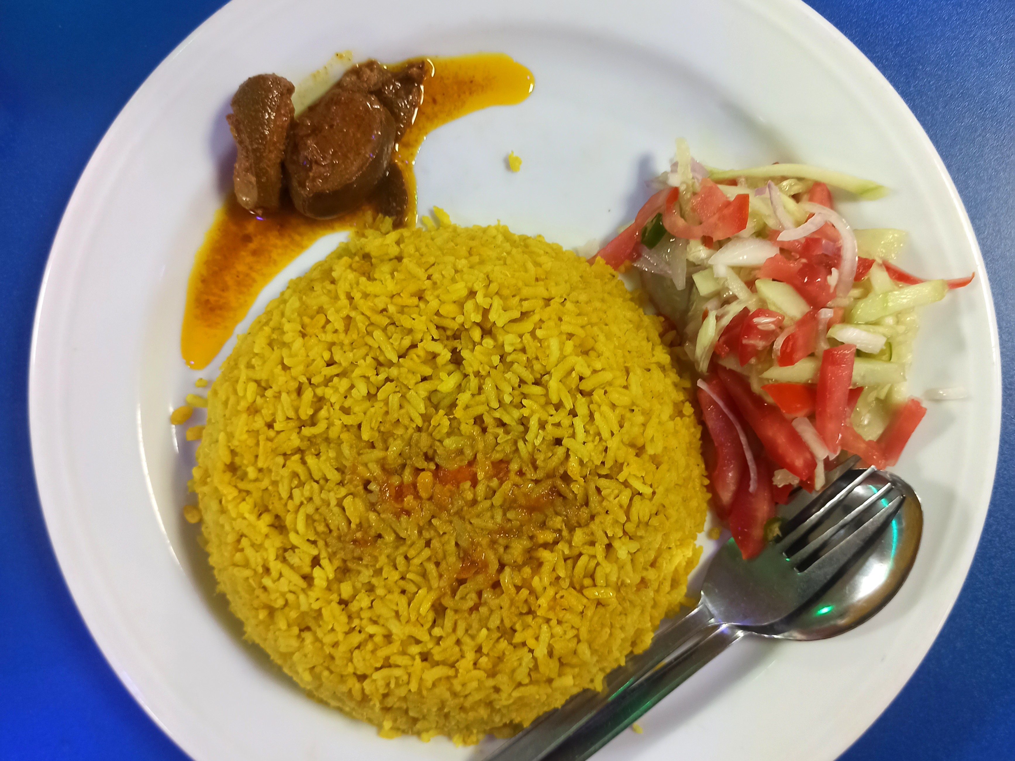 Бхуна кичури — бенгальское блюдо на основе желтого риса с добавлением тушеной с луком курицы, а также свежих и маринованных овощей