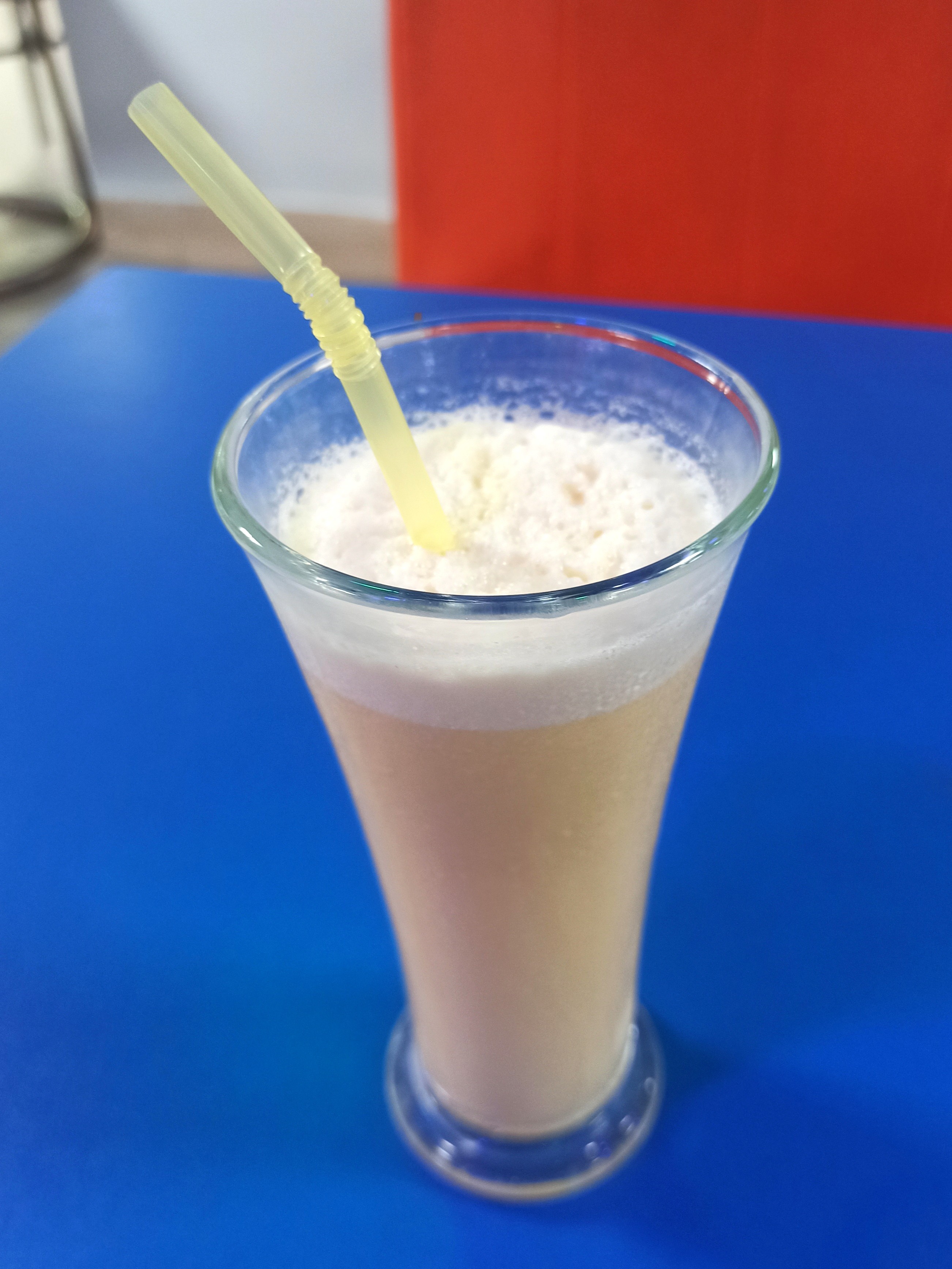 Ласси — бенгальский прохладительный напиток, который готовят из сладкого йогурта и воды с добавлением фруктов