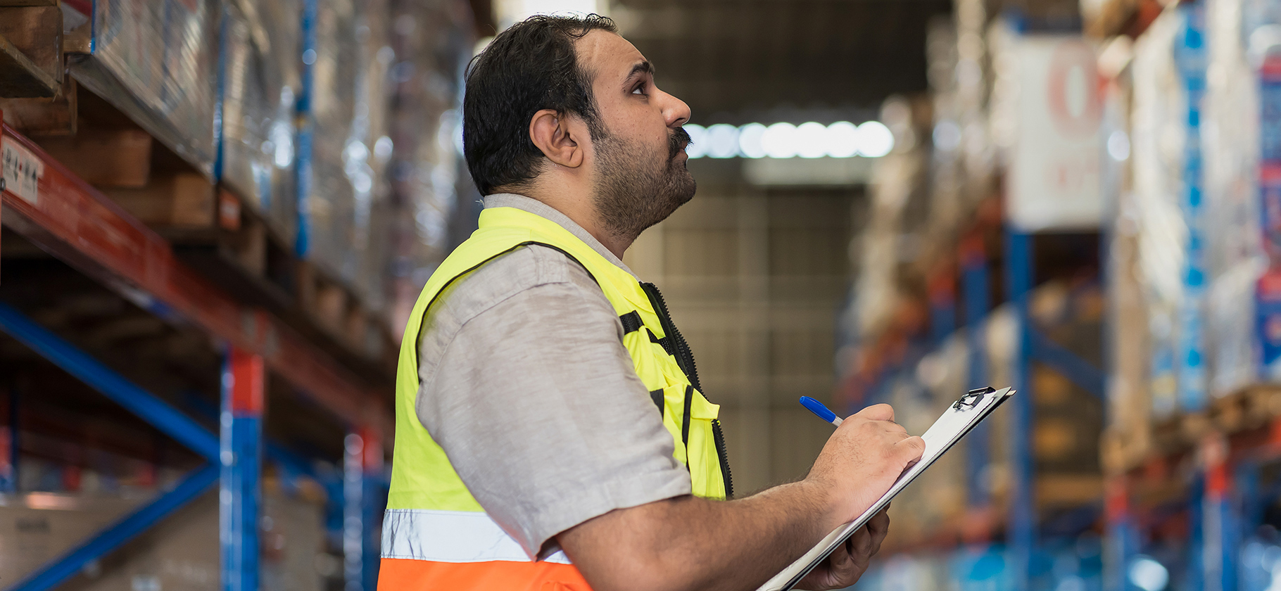 За привлечение работника из Индии бизнес платит 170 000 ₽: главное из репортажа «Ведомостей»