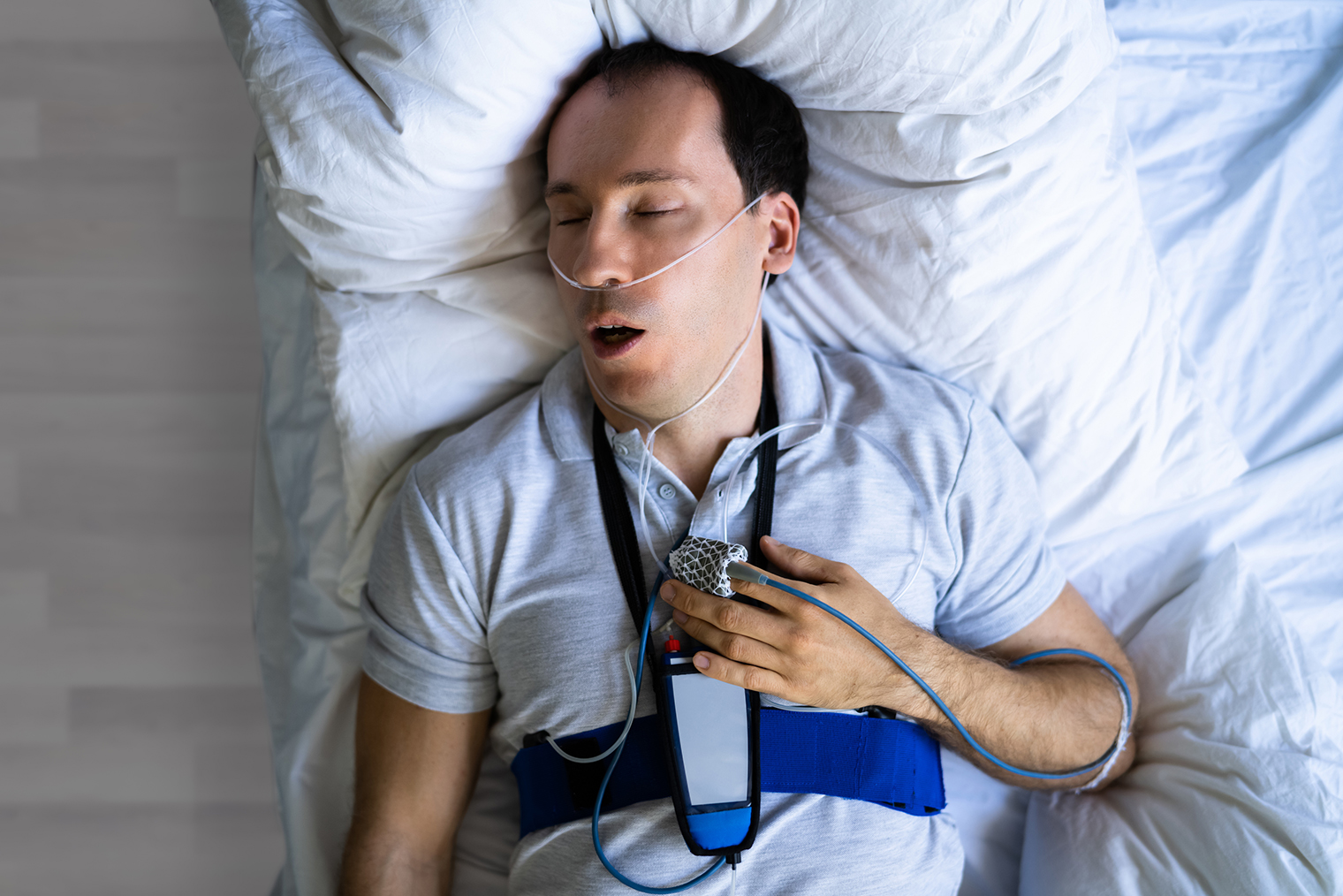 Так выглядит кардиореспираторный ночной мониторинг — исследование, нацеленное на оценку работы сердечно-сосудистой системы во сне и позволяющее диагностировать нарушения сна. Фотография: AndreyPopov / Shutterstock