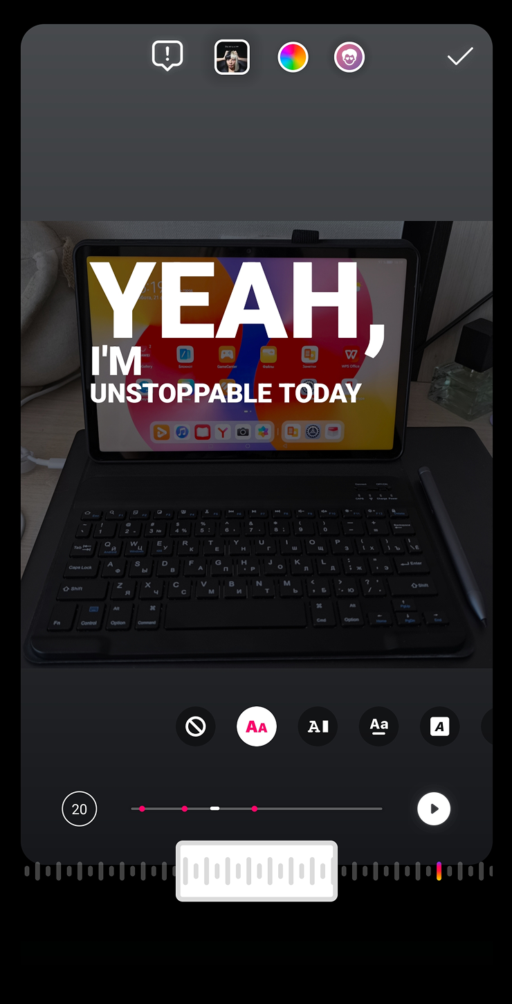 Нажмите на радужную кнопку, чтобы поменять цвет текста. Если «Инстаграм»* не знает текст вашей песни, вам будут доступны только статичные стикеры