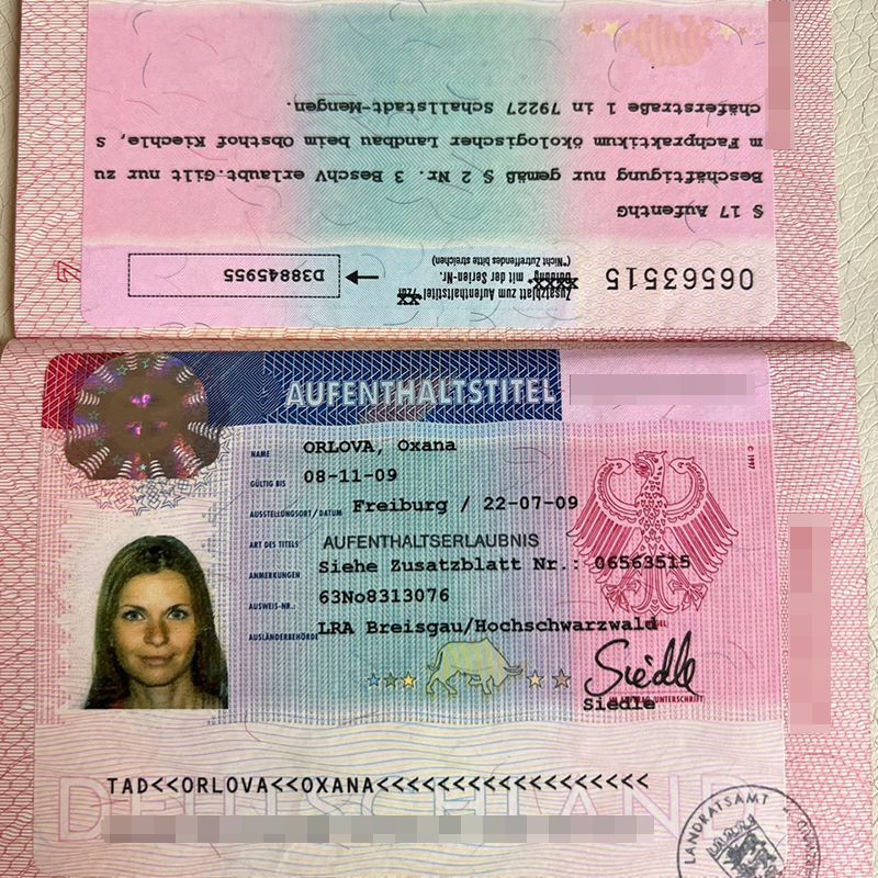 А это — вторая, которую я получала уже в Германии: мне необходимо было продлить визу в конце июля 2009 года, чтобы я могла продолжить практику. ​​За просроченную визу студентов наказывали: в 2009 году, возвращаясь домой в автобусе из Германии, на границе с Польшей из⁠-⁠за просроченной визы сняли нашего знакомого. О том, что с ним было дальше, я не знаю